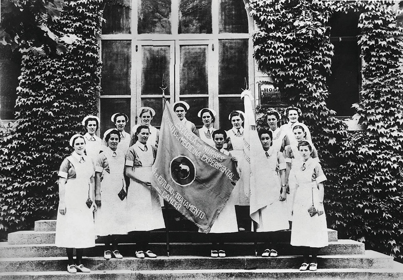 Estudiantes de la Escuela de Enfermería que creó Helena Larroque/Biblioteca Instituto de Oncología H. Roffo