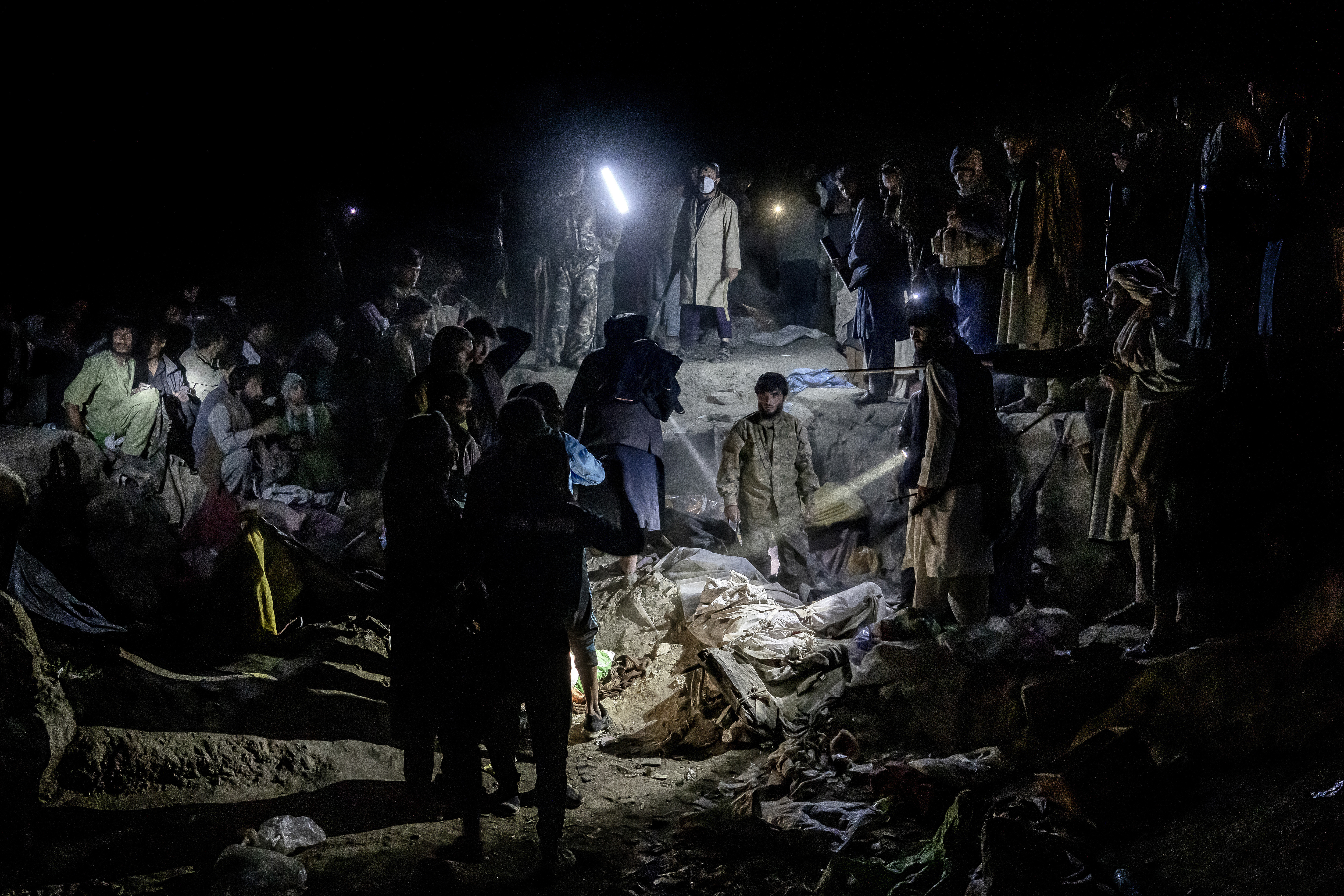 Los combatientes talibanes buscan a los drogadictos escondidos en la basura para detenerlos y trasladarlos a un campo de tratamiento de drogas. (AP/Ebrahim Noroozi)