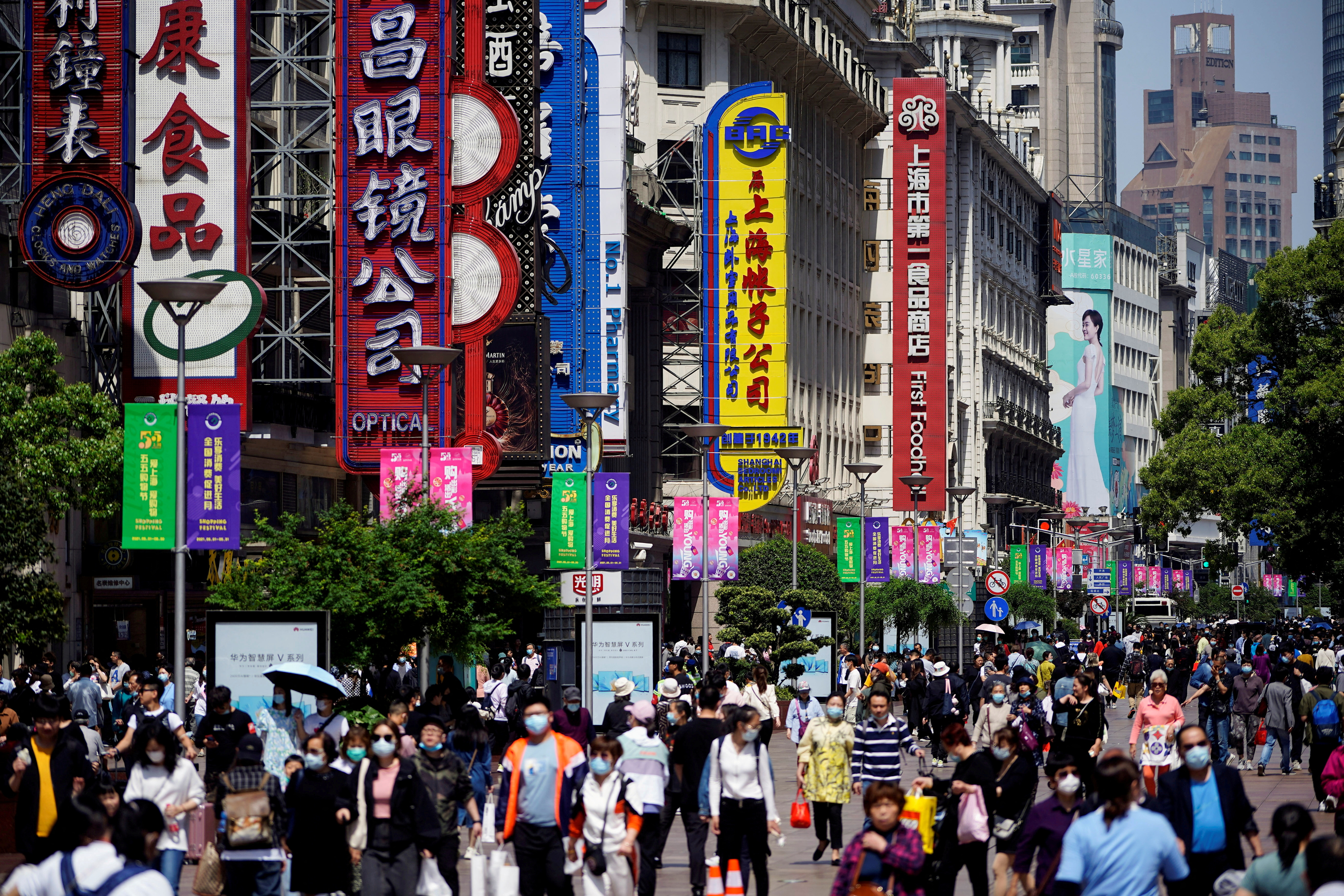 La calle peatonal Nanjing, una de las principales arterias comerciales de Shanghai (REUTERS)