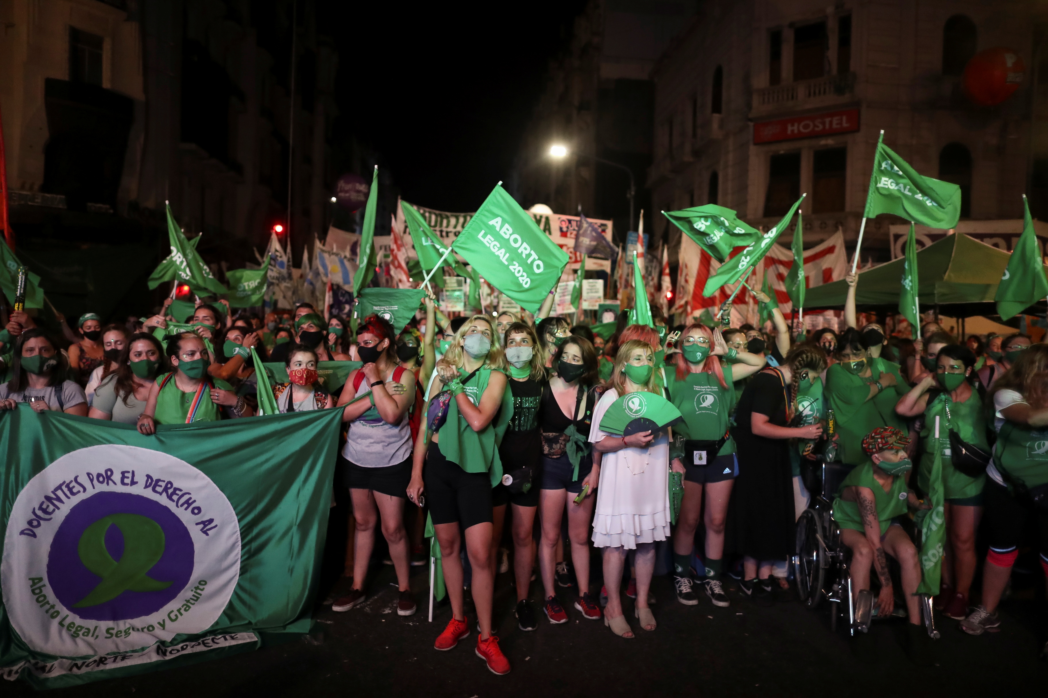 Una multitud de mujeres celebró la sanción de la ley (REUTERS)