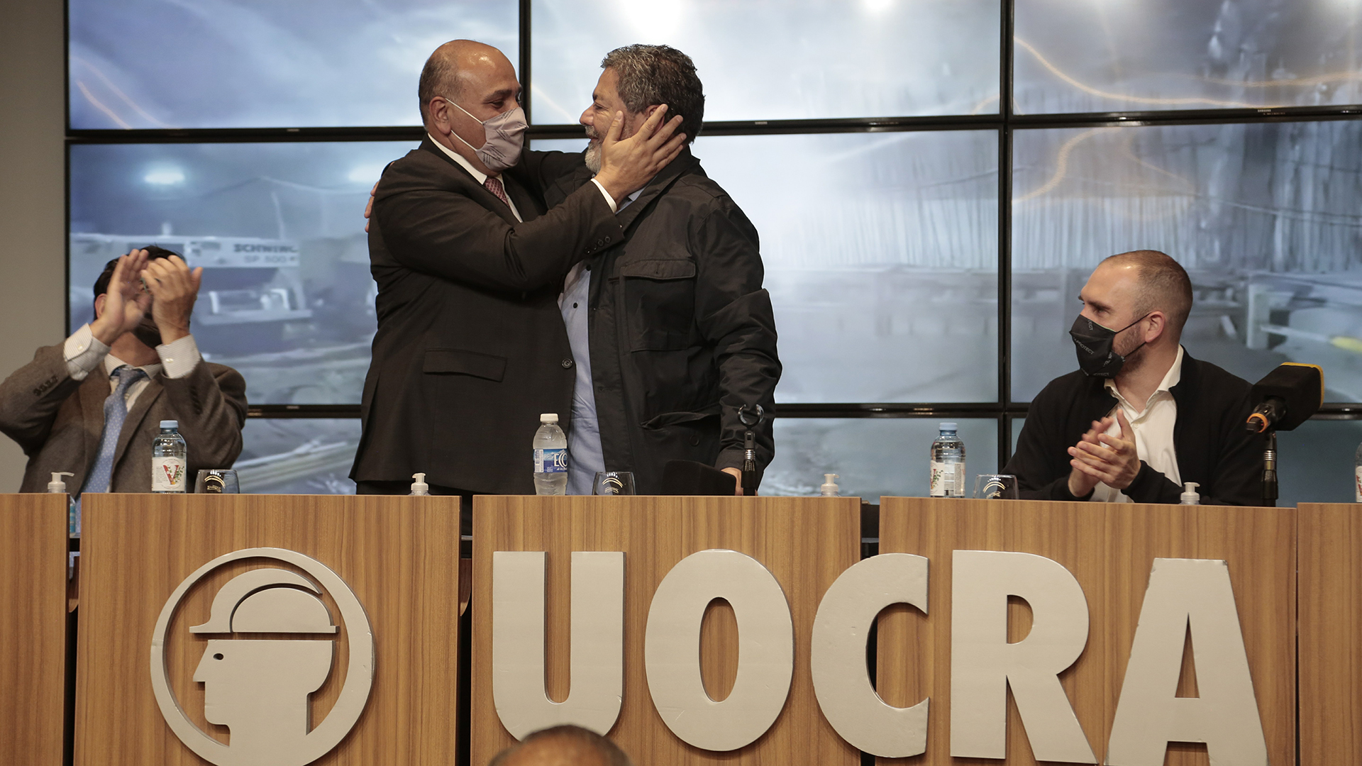 Gerardo Martínez, en una foto de archivo, compartiendo un acto en la UOCRA con el jefe de Gabinete, Juan Manzur. Este viernes volverán a estar sobre el mismo escenario en Esteban Echeverría.