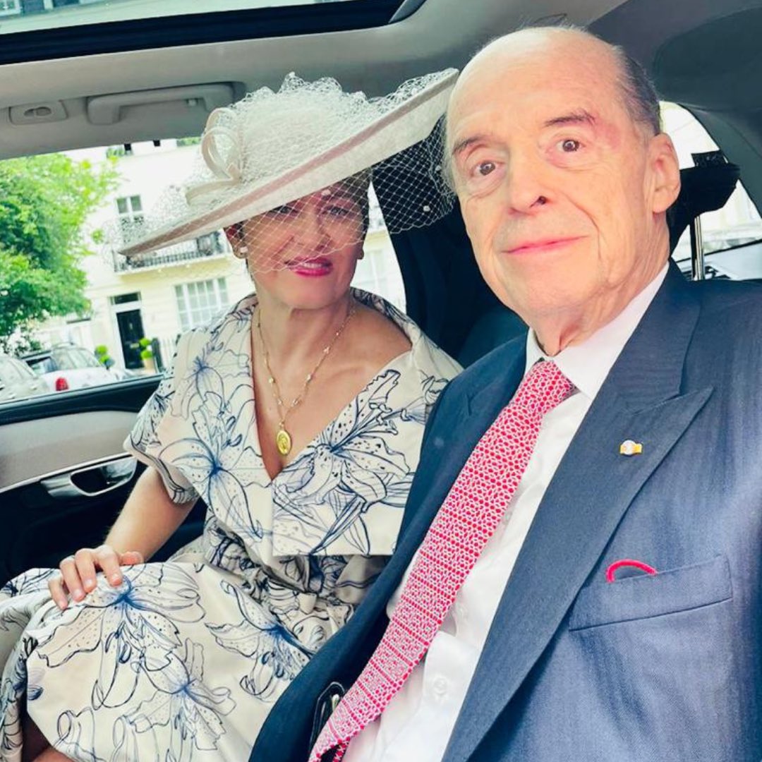 Imagen de la primera dama de Colombia, Verónica Alcocer, y el canciller Álvaro Leyva antes de la recepción ofrecida por el Palacio de Buckingham previo a la coronación del rey Carlos III. /Twitter Verónica Alcocer