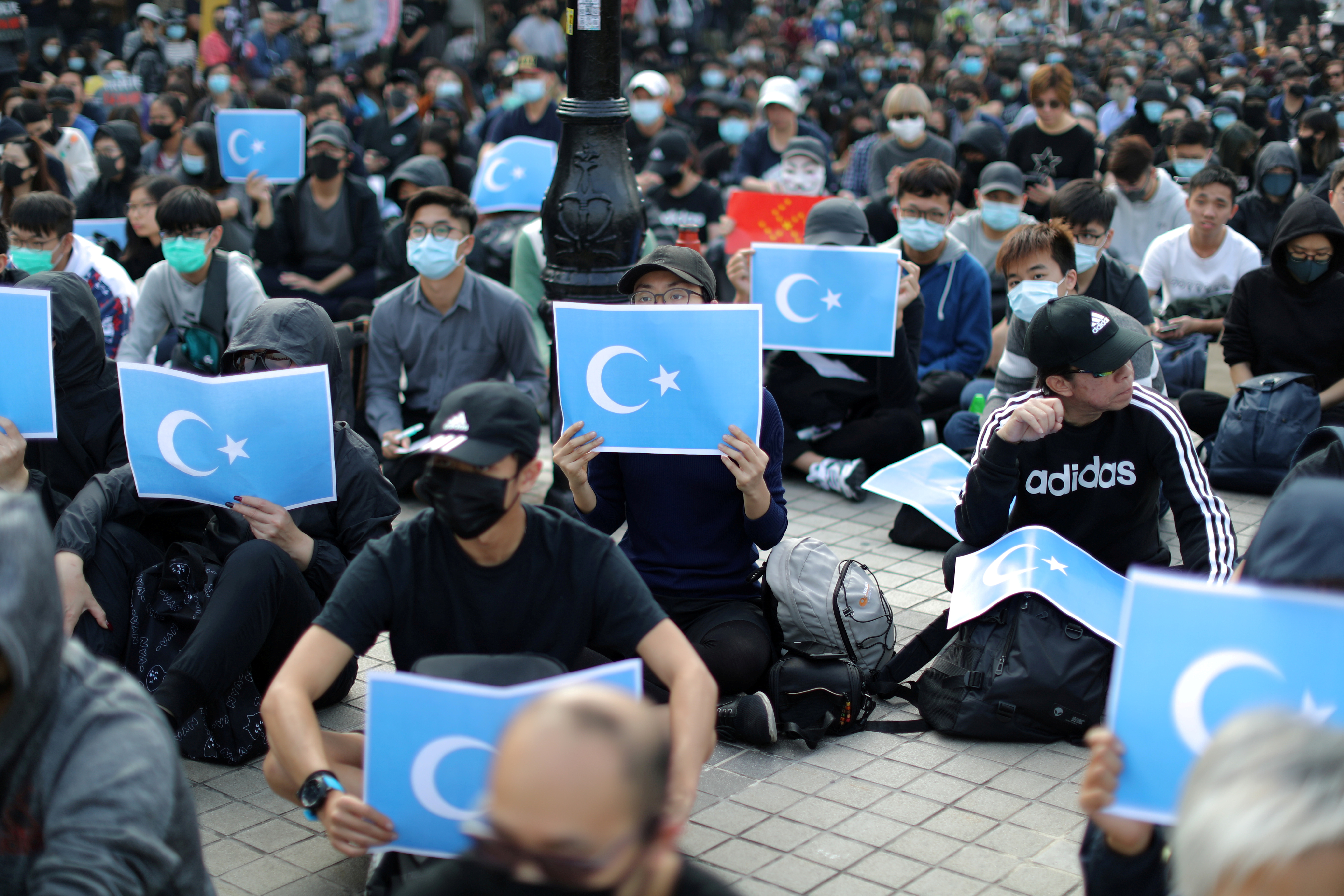 Manifestantes de Hong Kong sostienen banderas uigures del Turkestán Oriental en una manifestación en apoyo de los derechos humanos de los uigures de Xinjiang (REUTERS/Lucy Nicholson/File Photo)