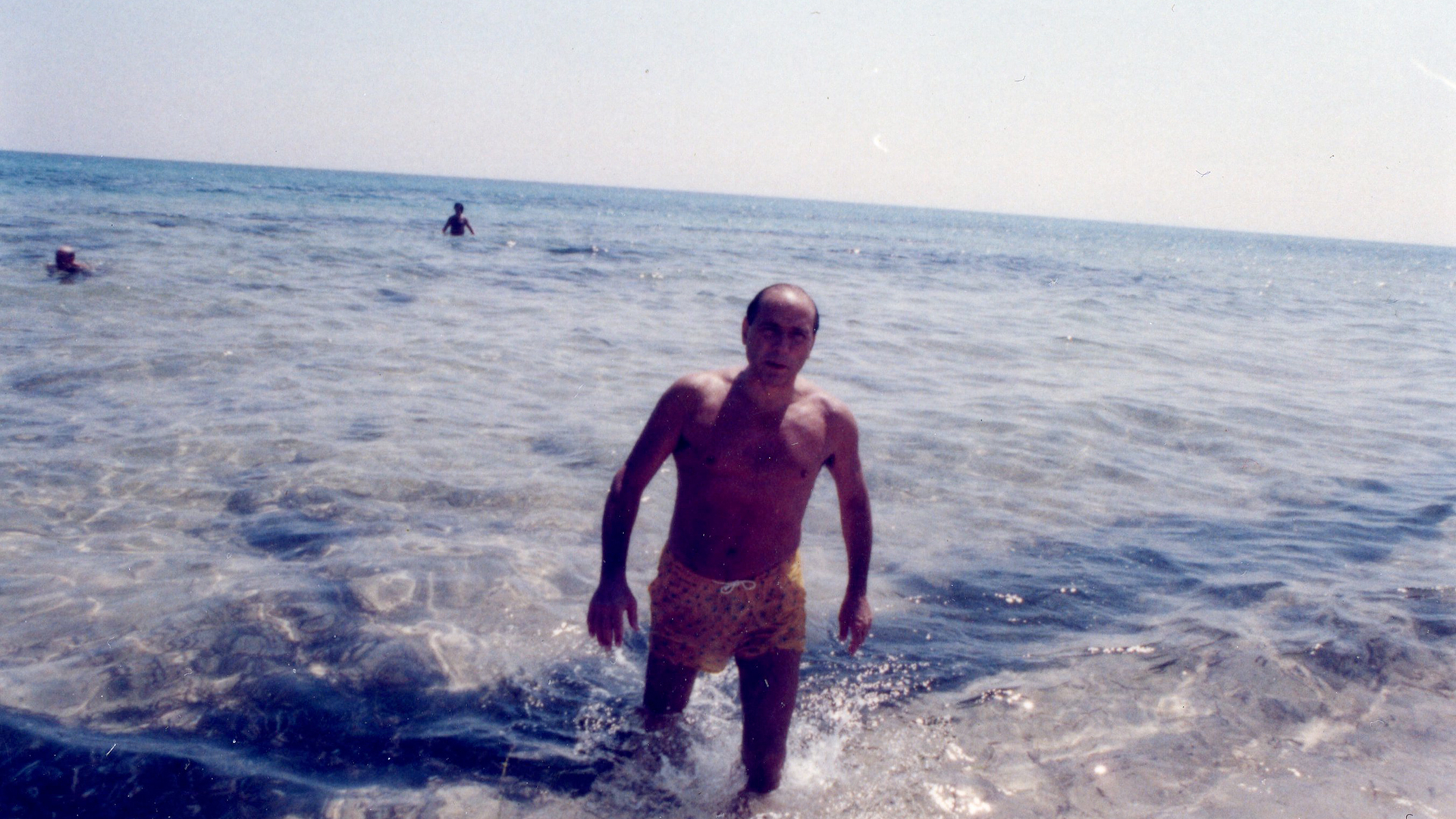Silvio Berlusconi en la playa de Hammamet en Túnez en agosto de 1984. Estaba en la playa con el líder socialista Bettino Craxi y su colaborador Fedele Confalonieri. (Umberto Cicconi/Getty Images)