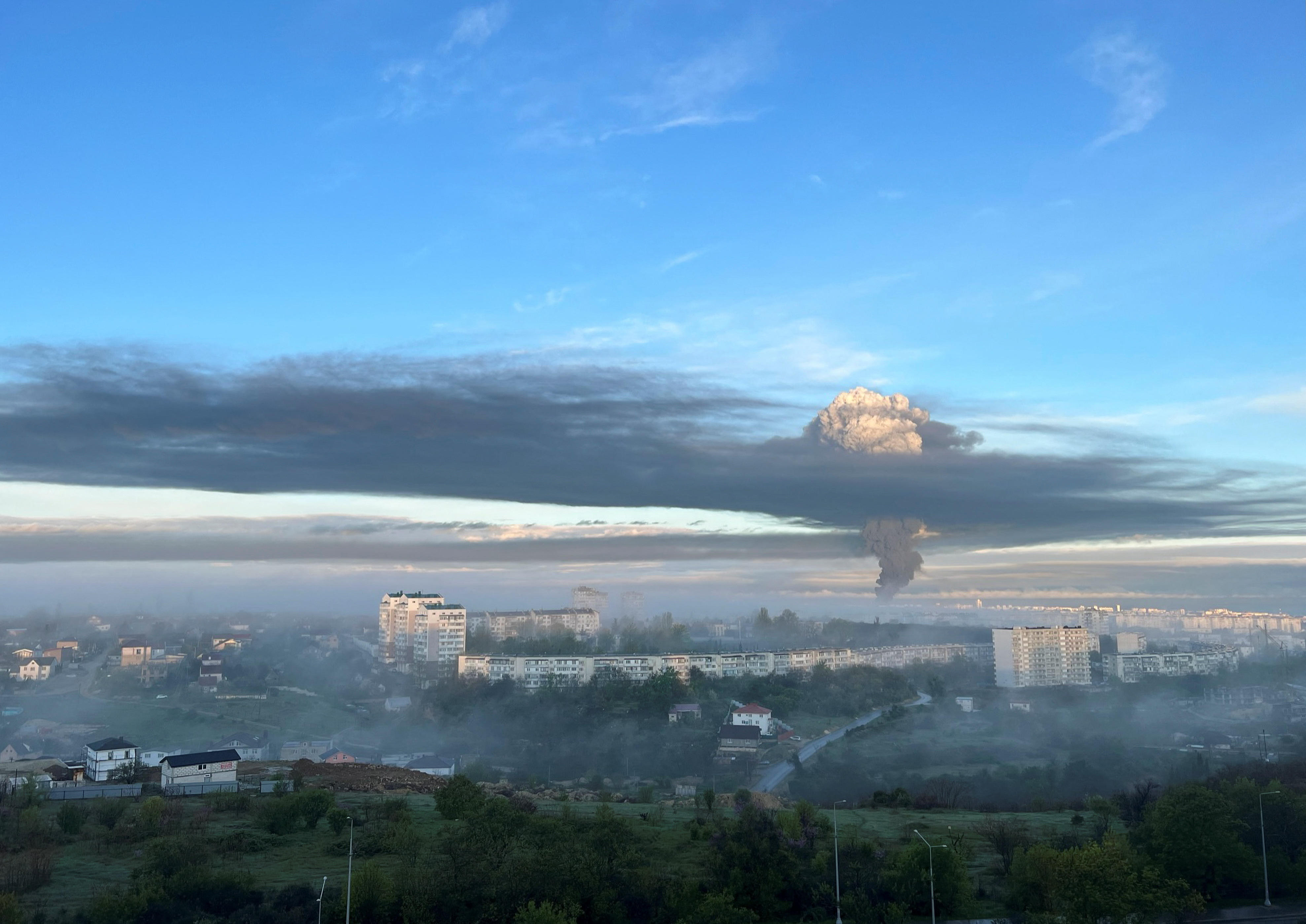 Una vista muestra el humo que se eleva tras un presunto ataque con drones en Sebastopol, Crimea, 29 de abril de 2023 (REUTERS)