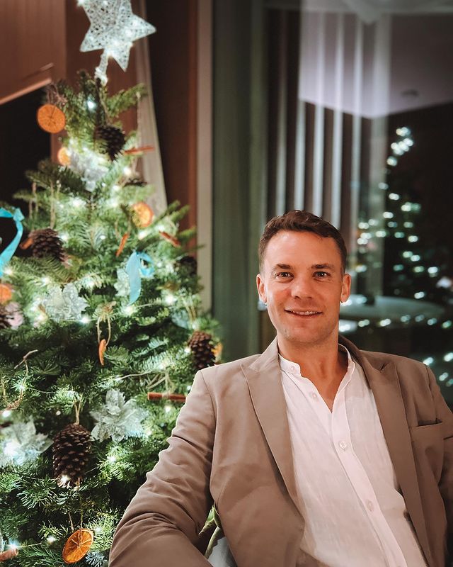 Manuel Neuer se fotografió junto a un árbol de Navidad.