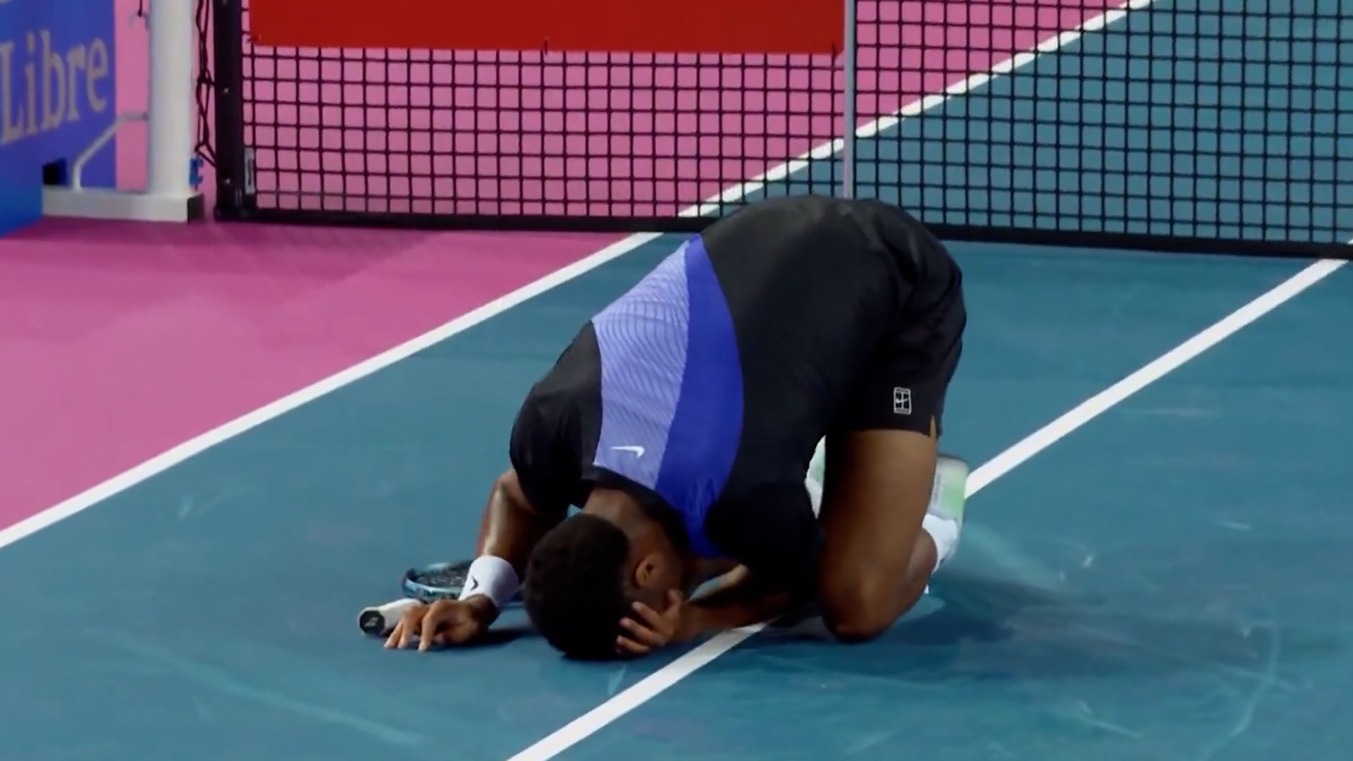 “El abandono más insólito del año”:  un tenista intentó una volea y se autolesionó