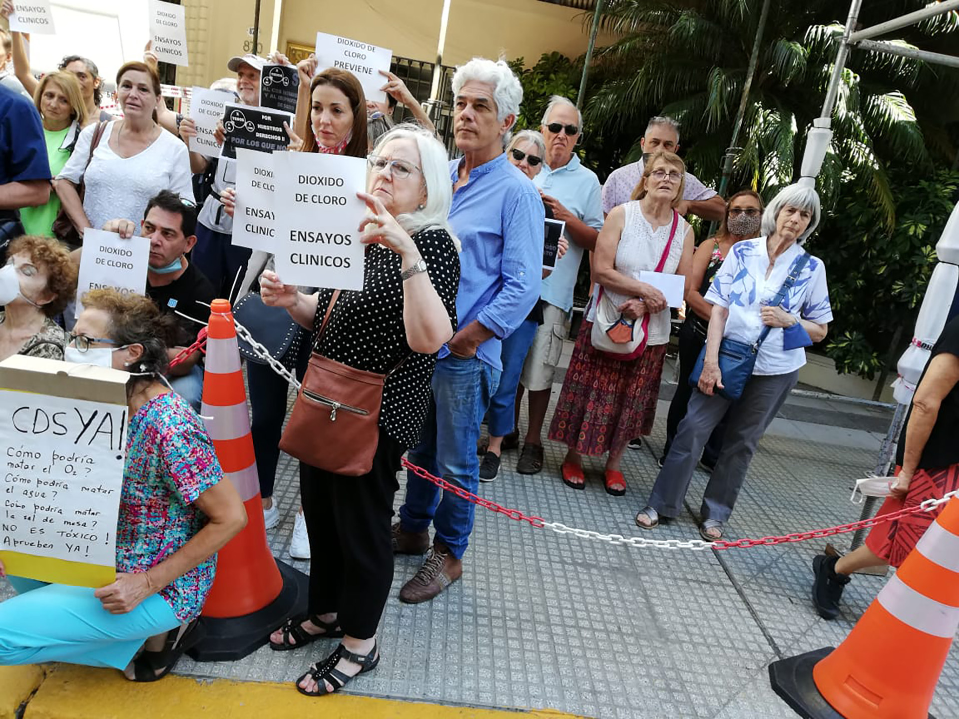 Médicos, enfermeros y familiares de pacientes protestaron en la puerta del Otamendi para que el sanatorio acatara el fallo judicial