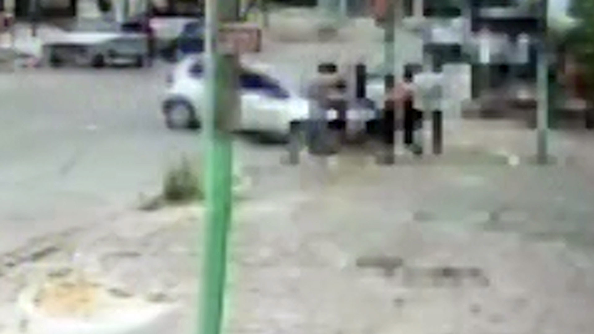 Este es el momento en que el auto se sube a la vereda e impacta contra el grupo de amigos (TN)