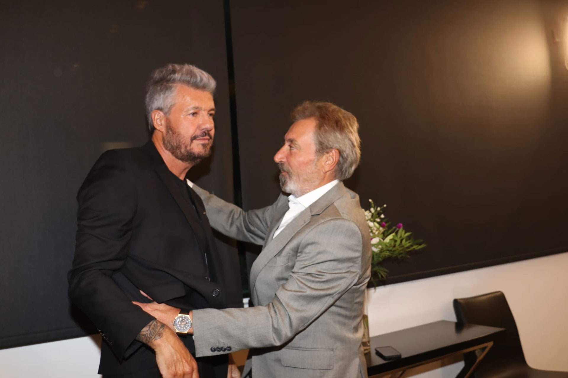 El abrazo de Marcelo Tinelli y Daniel Vila tras la firma del contrato