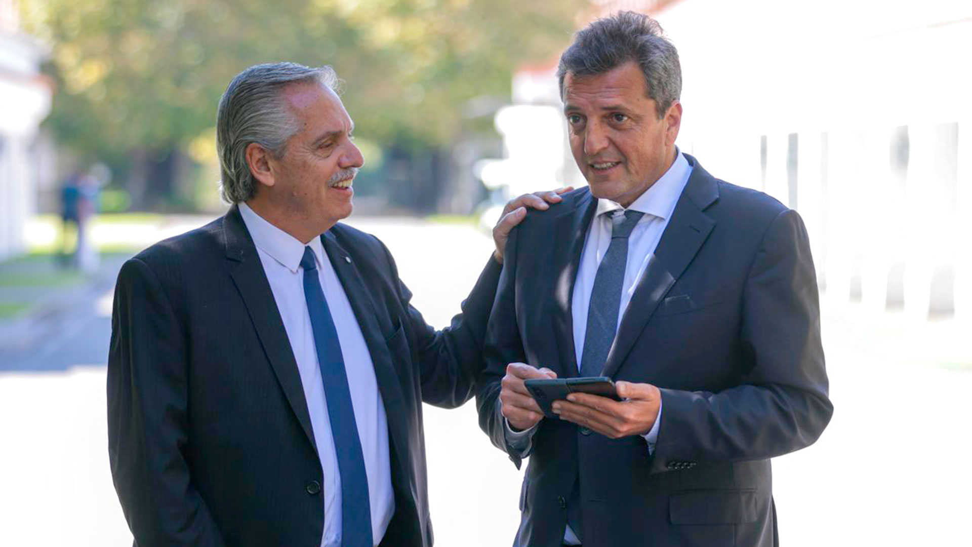 Al hombro. La foto que difundió Presidencia del encuentro entre Alberto Fernández y Sergio Massa.