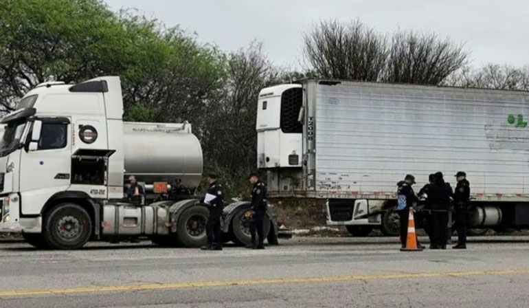 Conmoci&oacute;n en Salta: un camionero fue aplastado por su veh&iacute;culo cuando lo arreglaba en la banquina y muri&oacute;