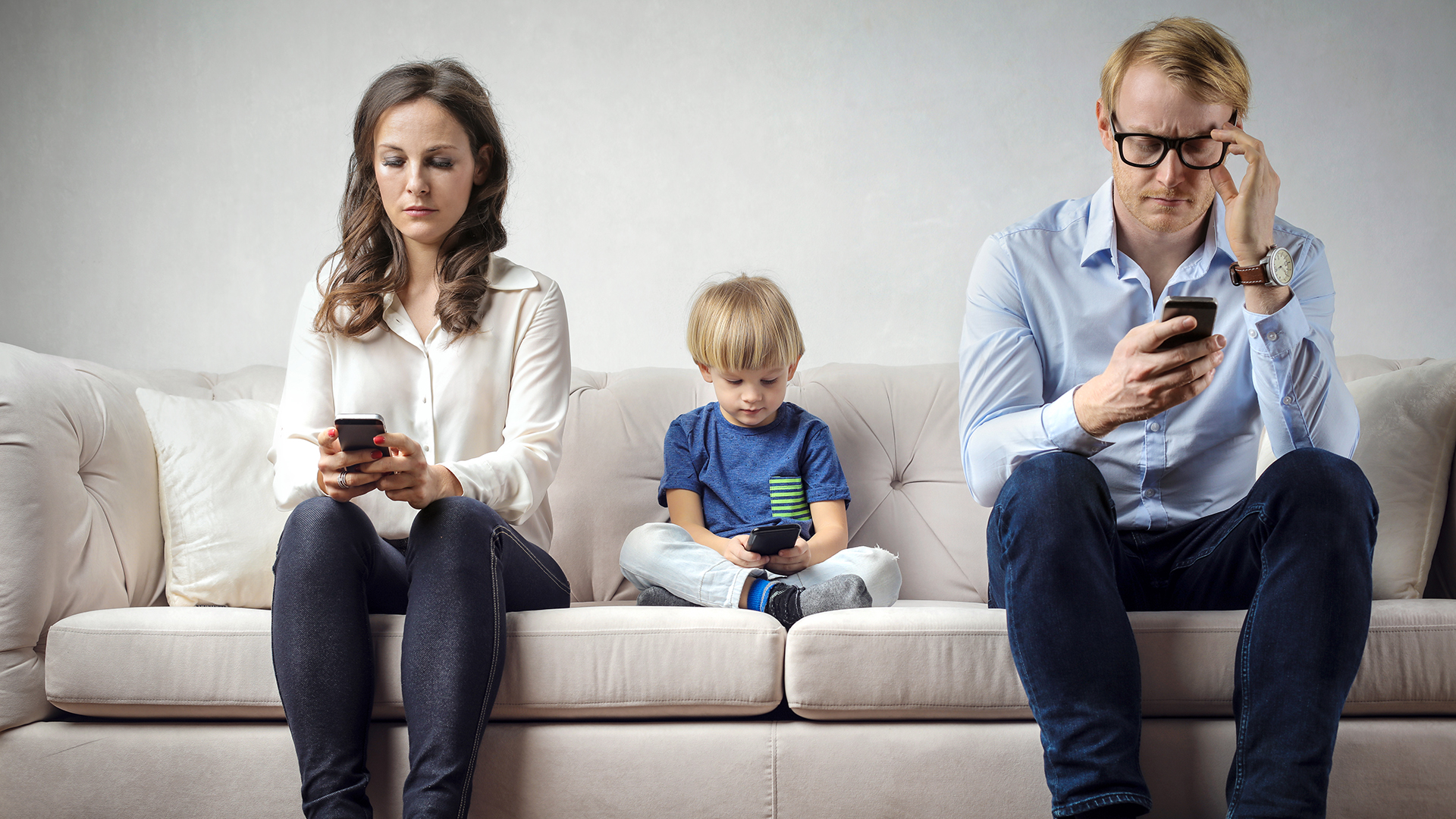 Como en la vida, en el uso del celular, los padres deben predicar con el ejemplo (Getty)