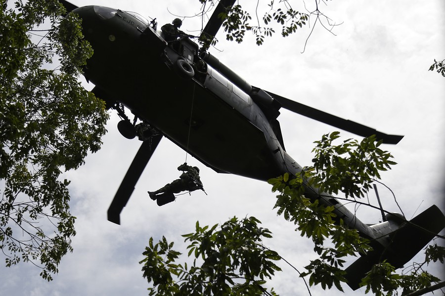 Video| Soldado se salvó de morir luego de que no le abriera su paracaídas