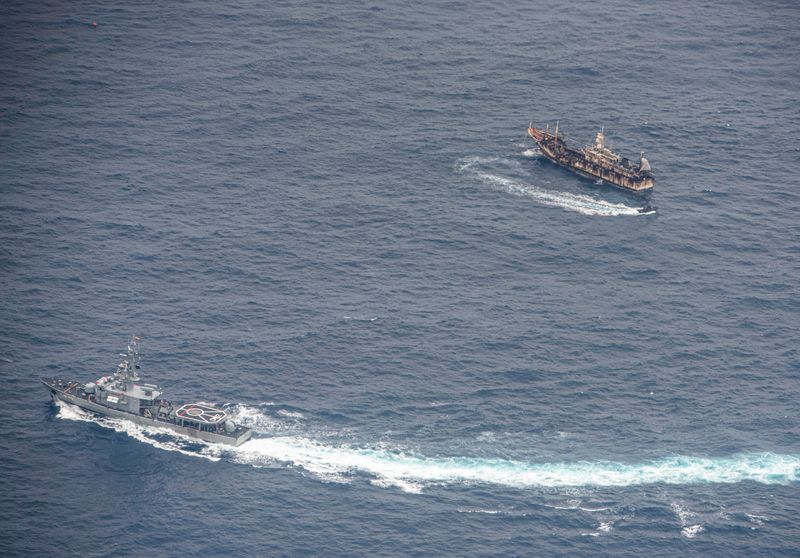 Armada del Ecuador flota cerca de una embarcación tras detectar una flota con banderas mayormente chinas en el Océano Pacífico, 7 de agosto del 2020.    REUTERS/Santiago Arcos