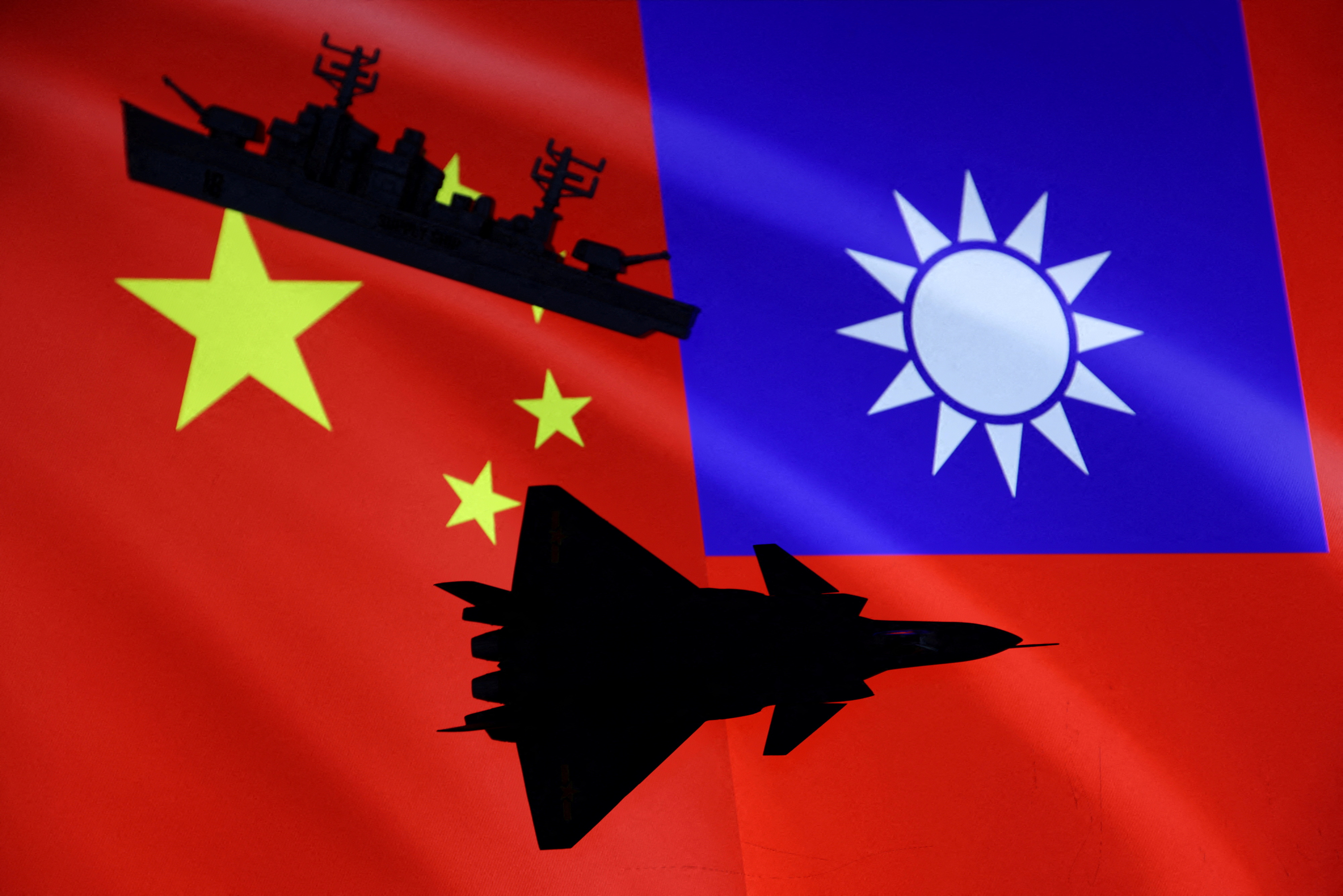 Portaaviones y un avión se ven delante de banderas chinas y taiwanesas en esta ilustración, 6 de agosto de 2022. REUTERS/Dado Ruvic/Archivo
