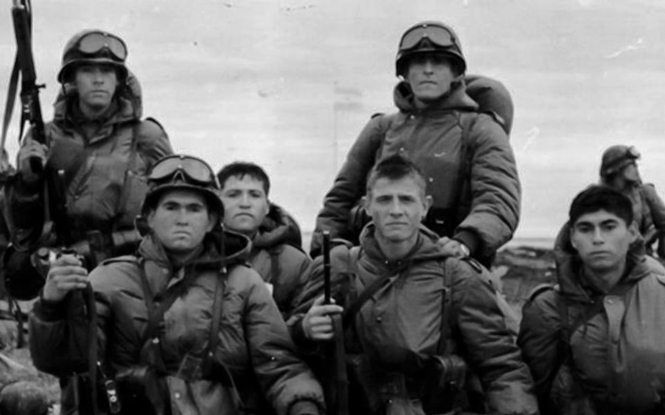 Batalla de Darwin/Goose Green. Las caras de los soldados. (Foto: Archivo www.argentina.com)