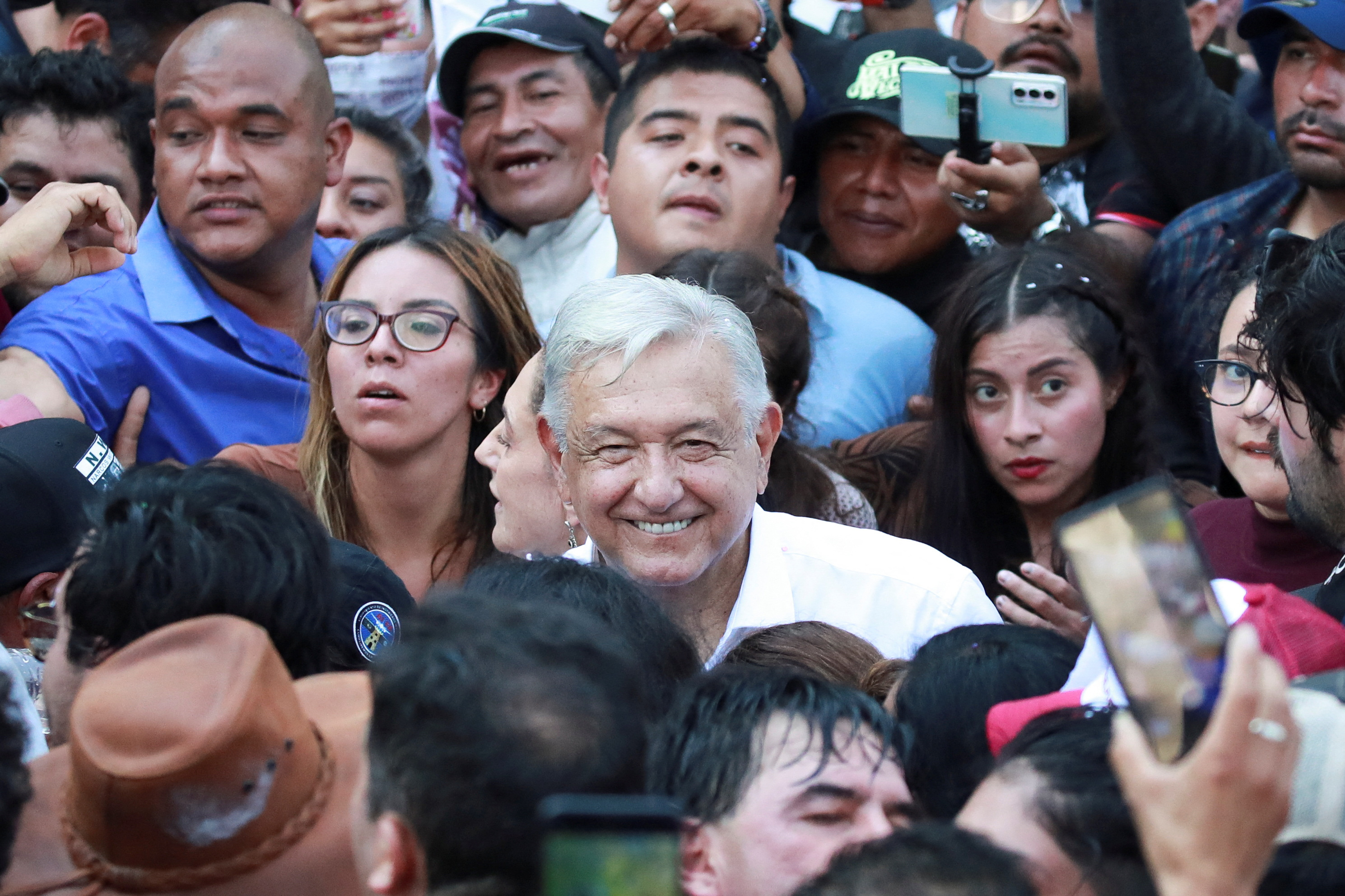 López Obrador en medio de la multitud (REUTERS/Henry Romero)