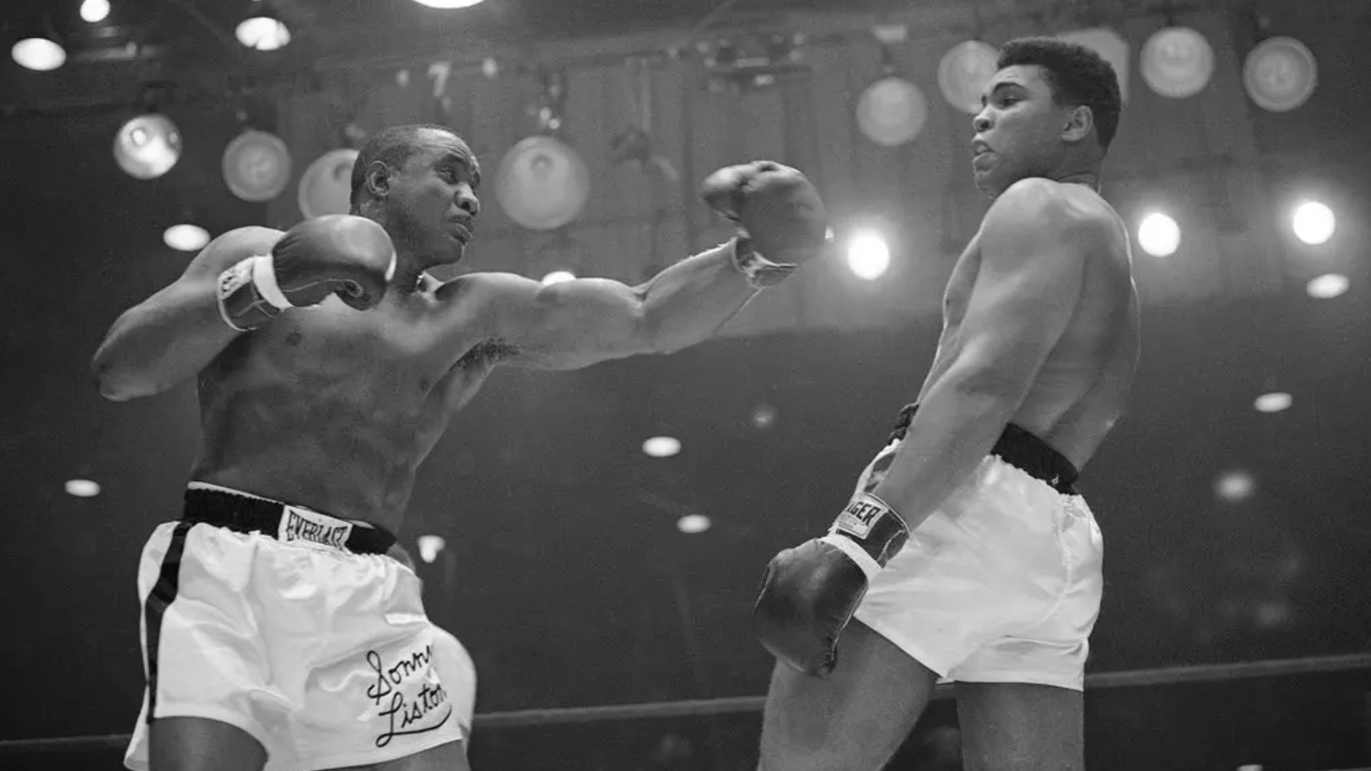 Ali se convirtió en campeón de peso pesado luego de vencer a Sonny Liston el 26 de febrero de 1964 en Miami Beach. (Foto: Associated Press).