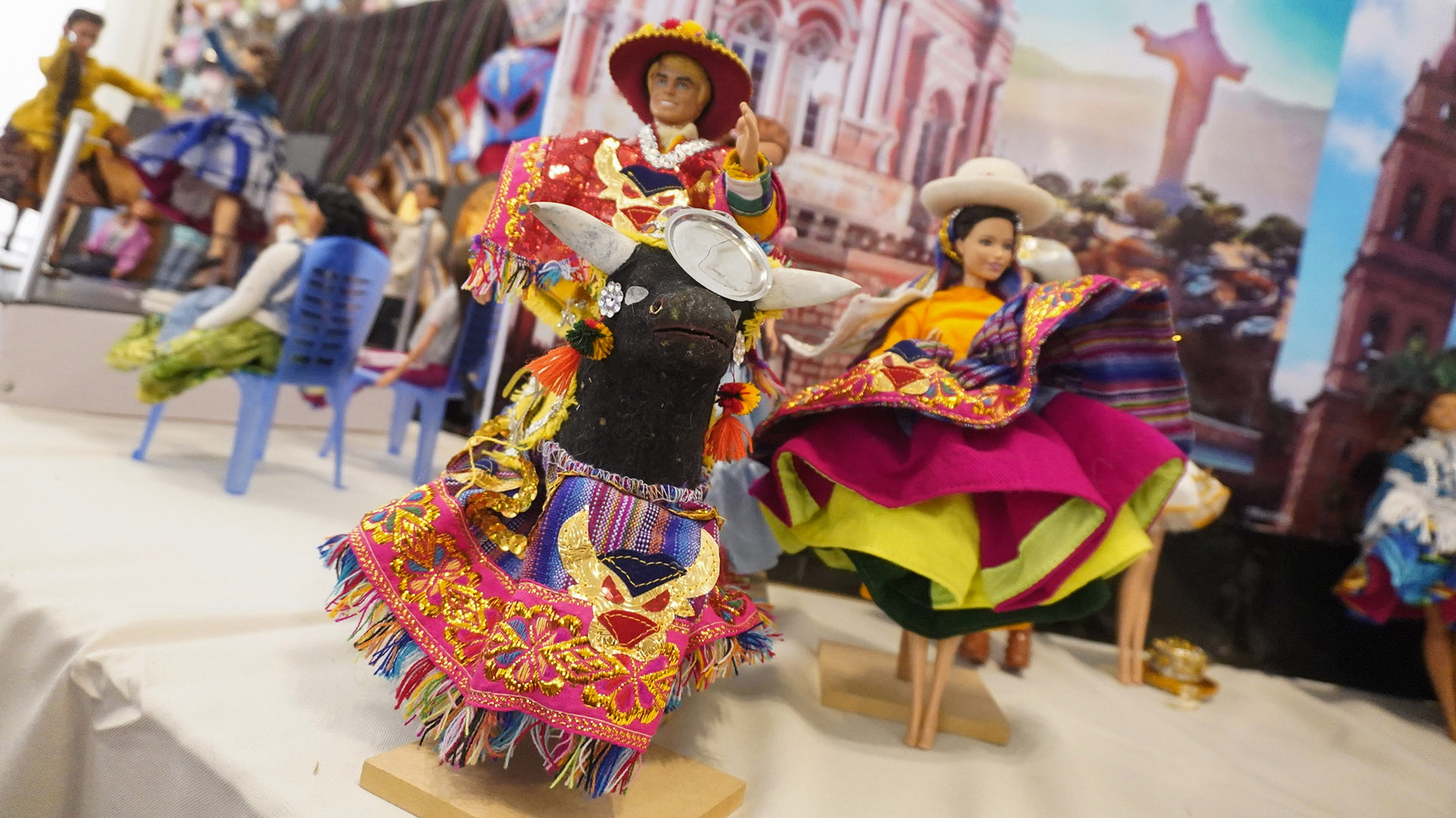 Representación de la danza boliviana Waka Waka durante una exposición de más de 3.000 muñecas Barbie, en La Paz (Bolivia) (Crédito: EFE/Javier Mamani)

