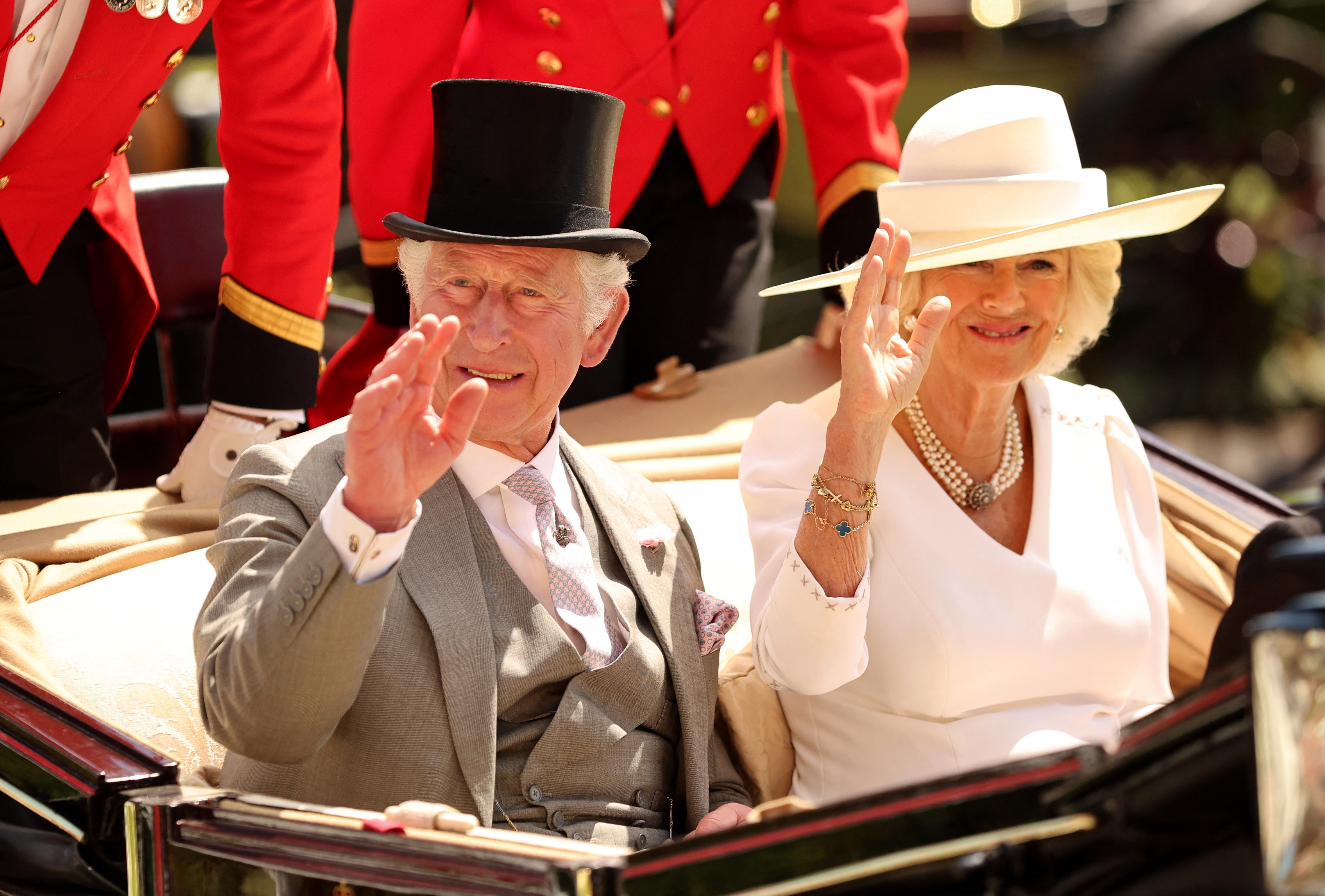 Camilla y el príncipe Carlos aparentemente tuvieron una conexión inmediata cuando se presentaron el uno al otro hace más de cincuenta años, en el evento de un amigo en común en 1971. Se dice que Camilla y el príncipe comenzaron a salir casi inmediatamente después de su presentación, pero se separaron cuando el príncipe Carlos se unió a la Royal Navy y se fue para un puesto de ocho meses en el HMS Minerva en 1973. Para cuando regresó, Camilla estaba comprometida para casarse con su novio, Andrew Parker Bowles. REUTERS/Phil Noble