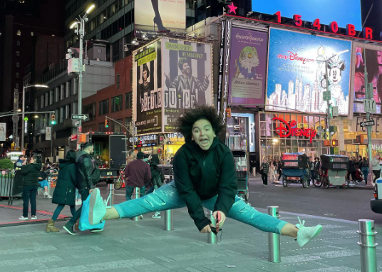 El vergonzoso momento que vivió Lucerito Mijares tras romper su pantalón en Times Square, Nueva York