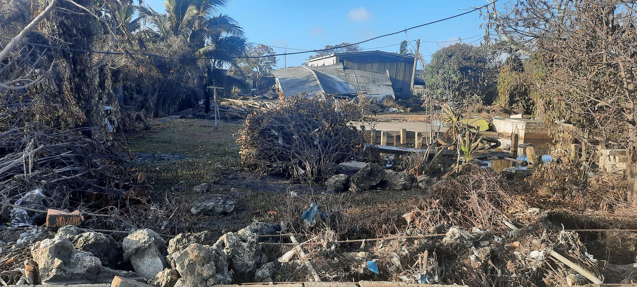 Los destrozos en la isla de Nuku'alofa (Marian Kupu/Broadcom Broadcasting FM87.5/via REUTERS)