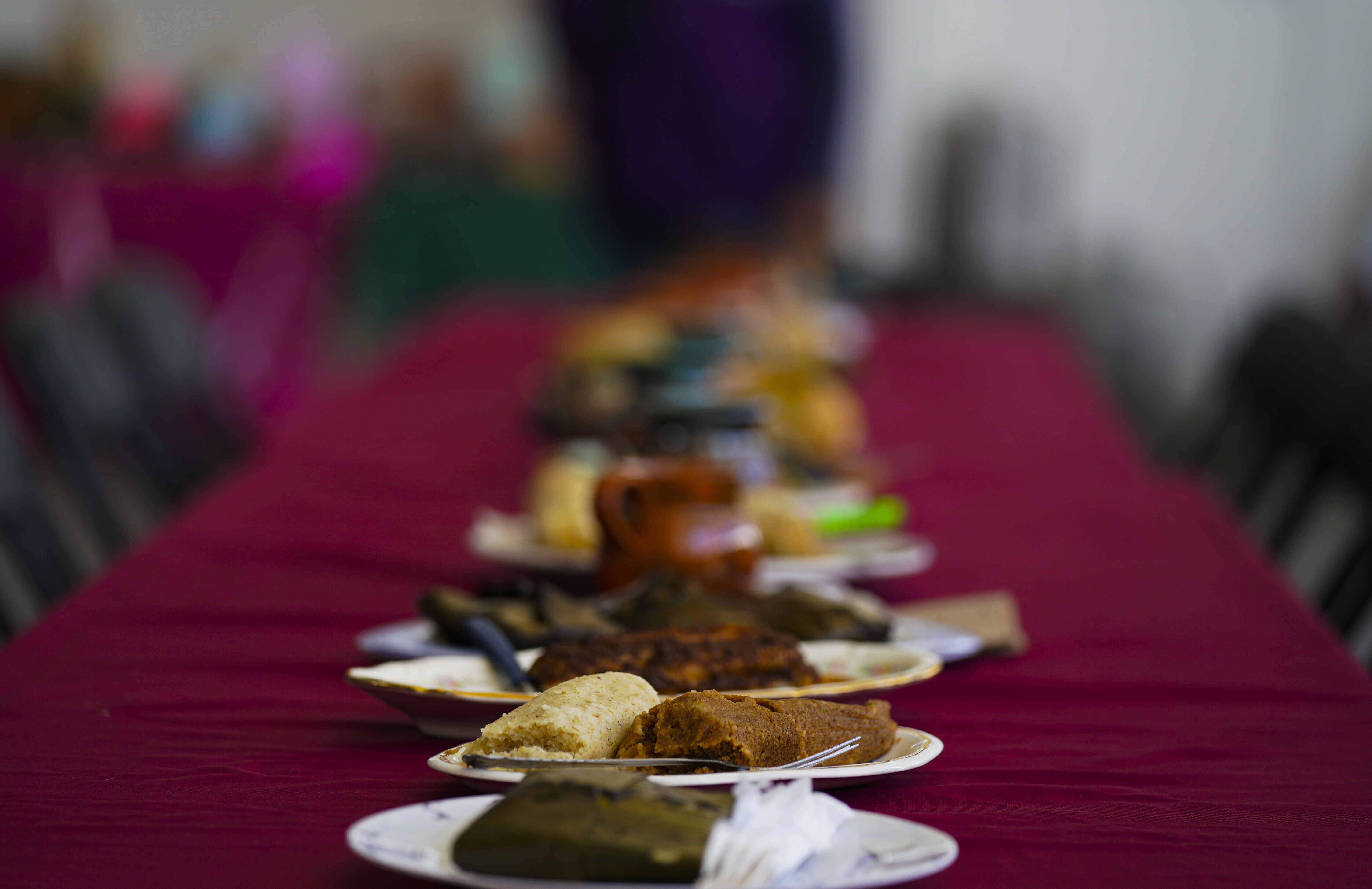 Diferentes tipos de tamales y salsas expuestos en una feria de tamales en el vecindario de Iztapalapa, en la Ciudad de México, el 27 de enero de 2023. Tamal proviene del vocablo náhuatl “tamalli” que significa envuelto. (AP Foto/Fernando Llano)