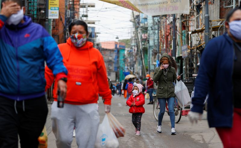 Imagen de archivo de personas con mascarillas andando por una calle del suburbio de Villa 31 en Buenos Aires, Argentina. 6 mayo 2020. REUTERS/Agustín Marcarian
