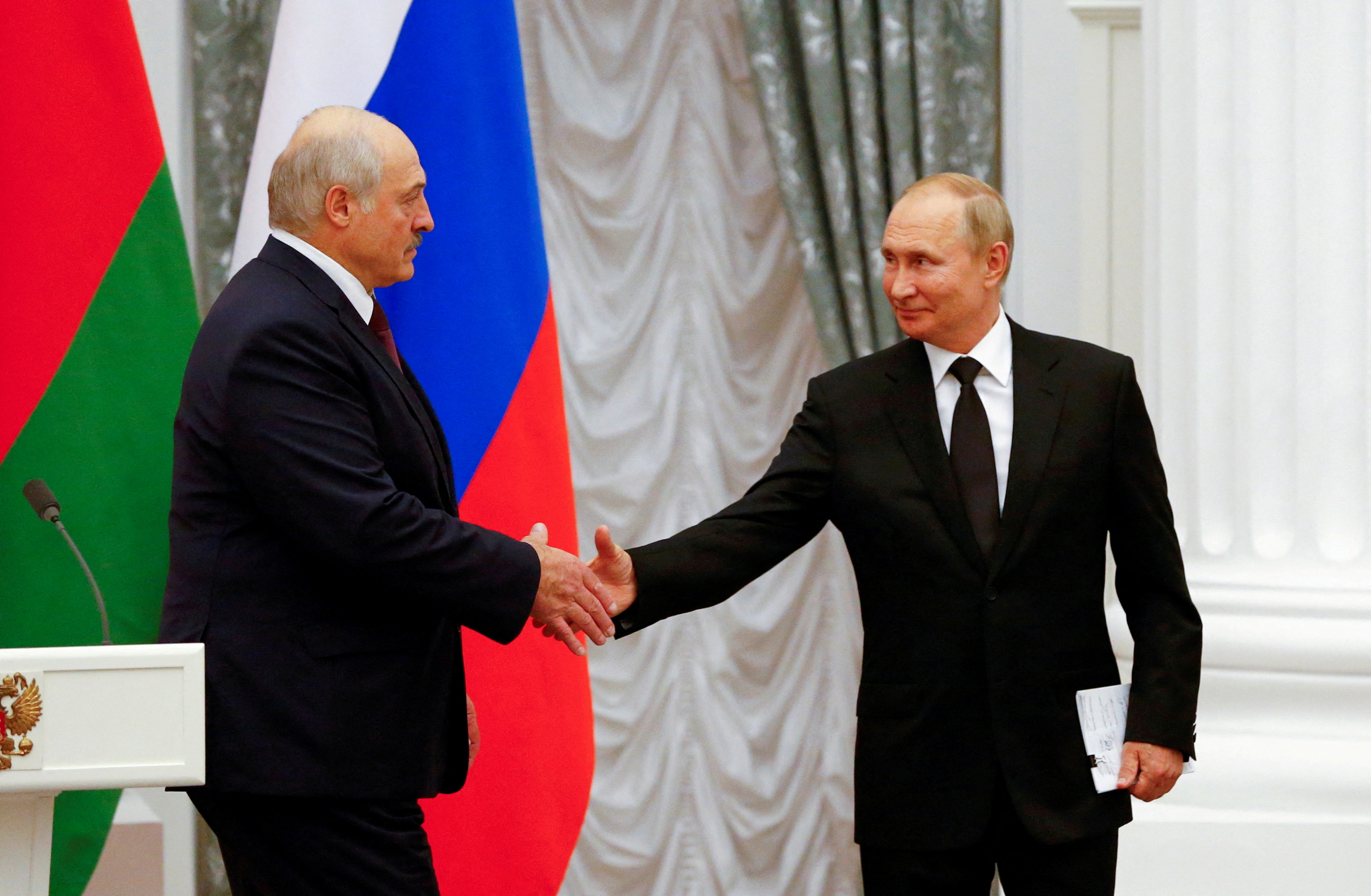 Lukashenko y Putin durante un encuentro en Moscú en septiembre de 2021 (REUTERS/Shamil Zhumatov/archivo)