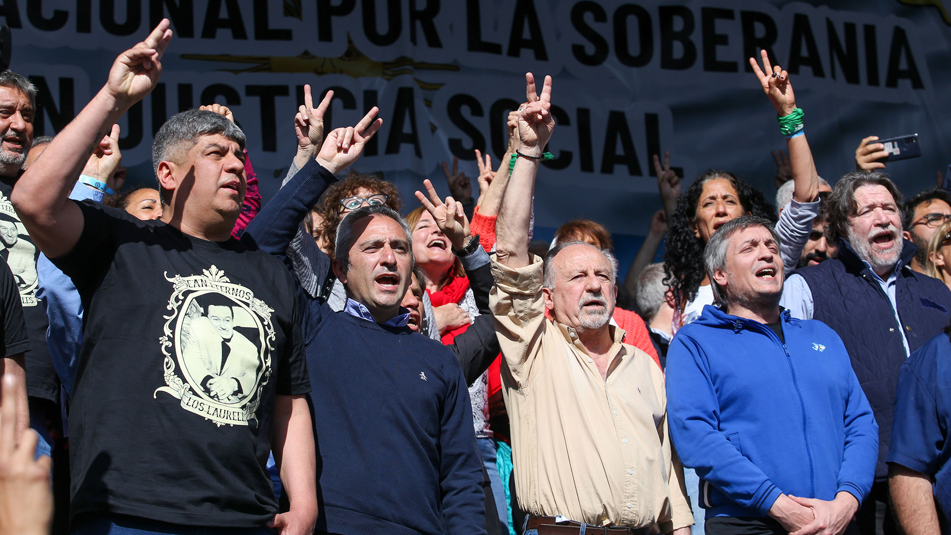 Pablo Moyano, "Cuervo" Larroque, Hugo Yasky, Máximo Kirchner y Claudio Lozano en el palco armado en la Plaza (Foto NA: DANIEL VIDES)