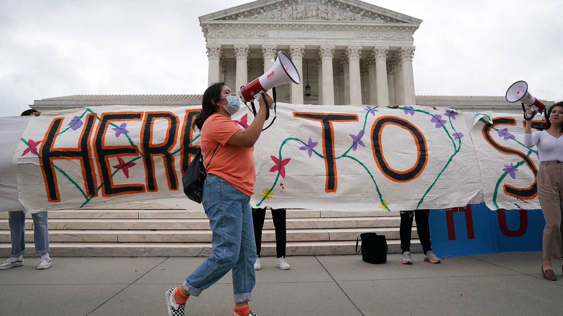 Activistas celebran la decisión de la Corte Suprema en junio (New York Times)