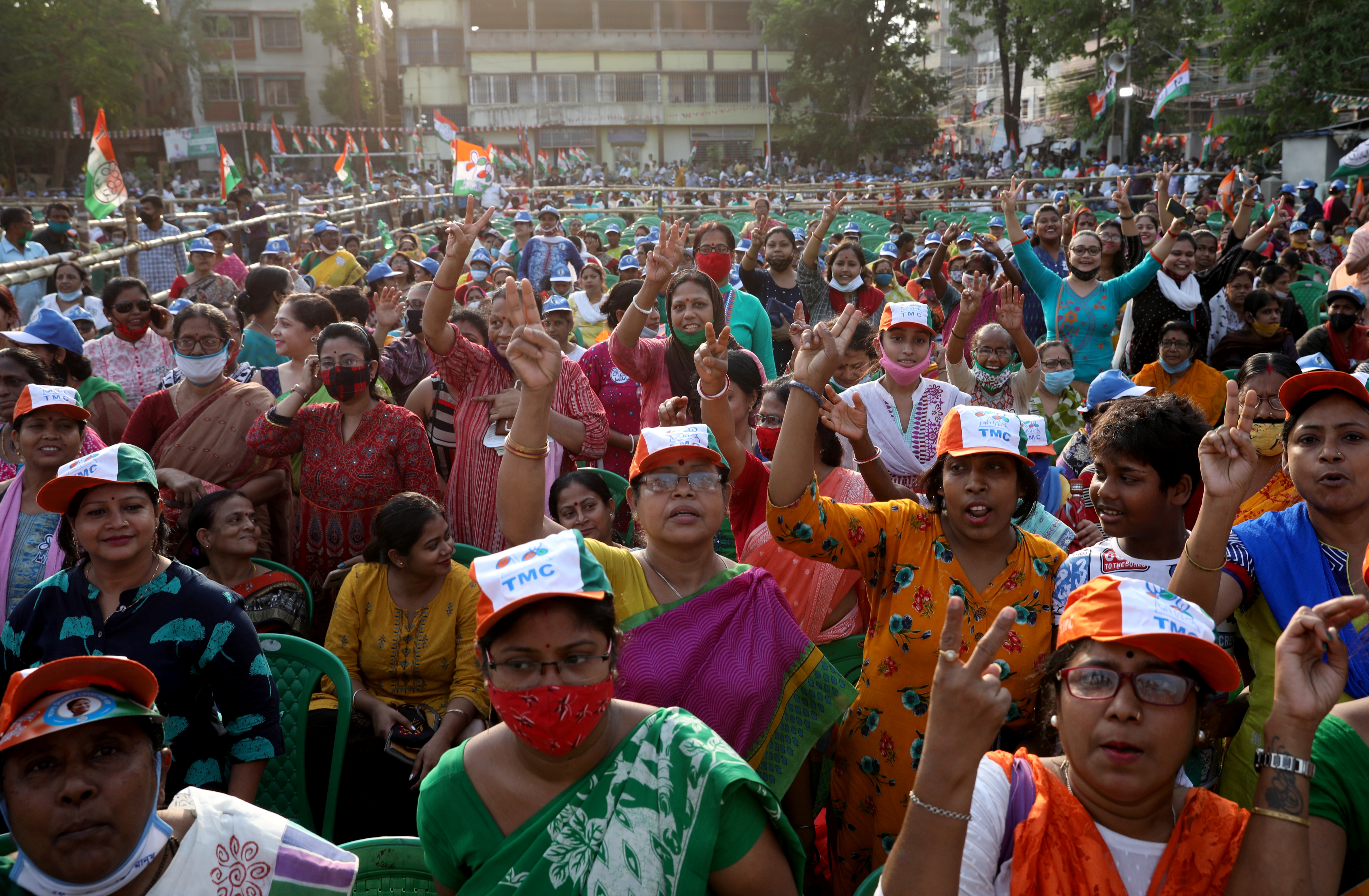 Simpatizantes de la ministra principal del estado oriental de Bengala Occidental, Mamata Banerjee, asisten a un mitin de la campaña electoral antes de la cuarta fase de las elecciones estatales en Calcuta, el 7 de abril de 2021 (REUTERS/Rupak De Chowdhuri)