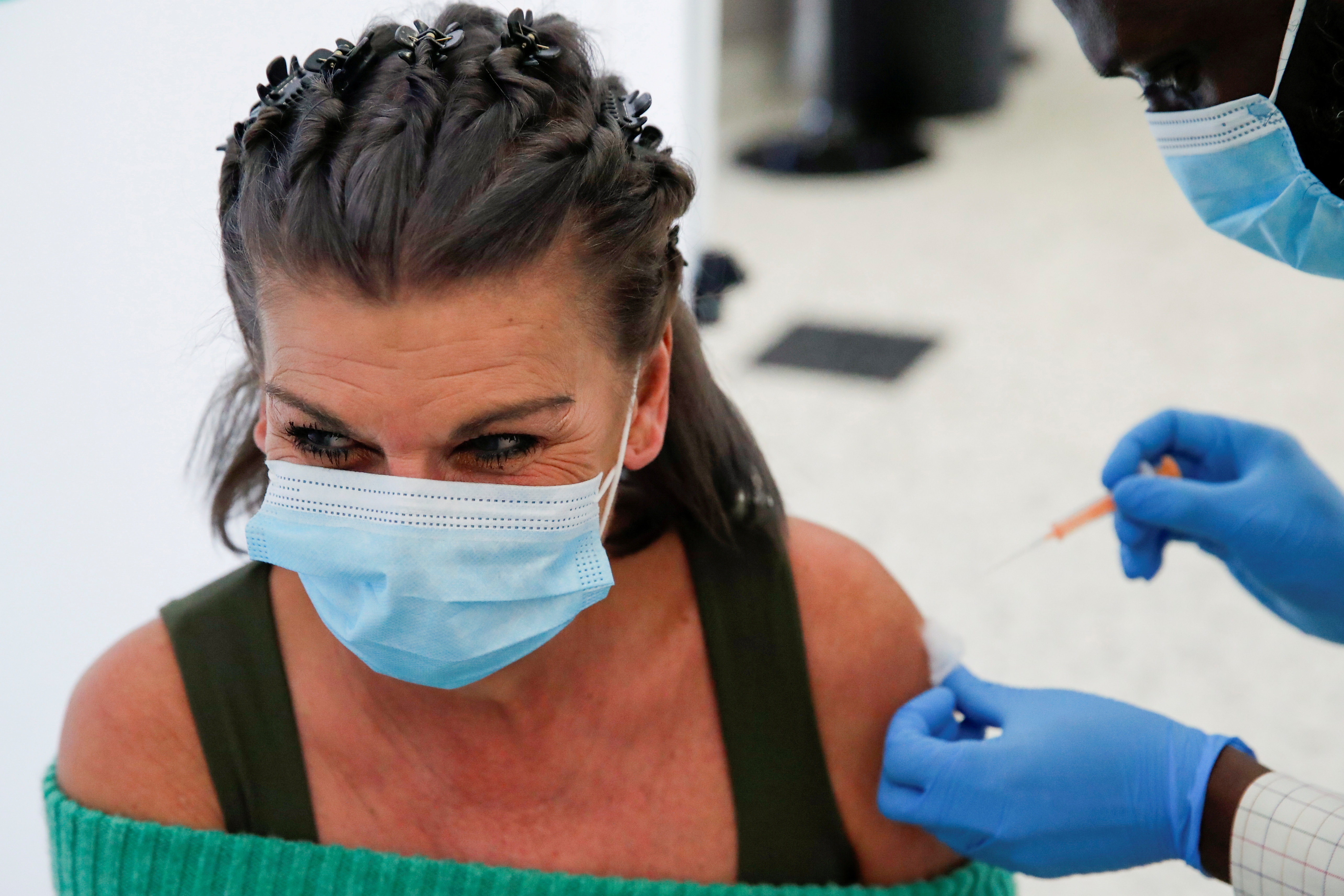 Una mujer recibe una dosis de la vacuna COVID-19 en un centro de vacunación en el hipódromo de Newmarket, en medio del brote de la enfermedad por coronavirus  March 26, 2021. REUTERS/Andrew Couldridge/File Photo