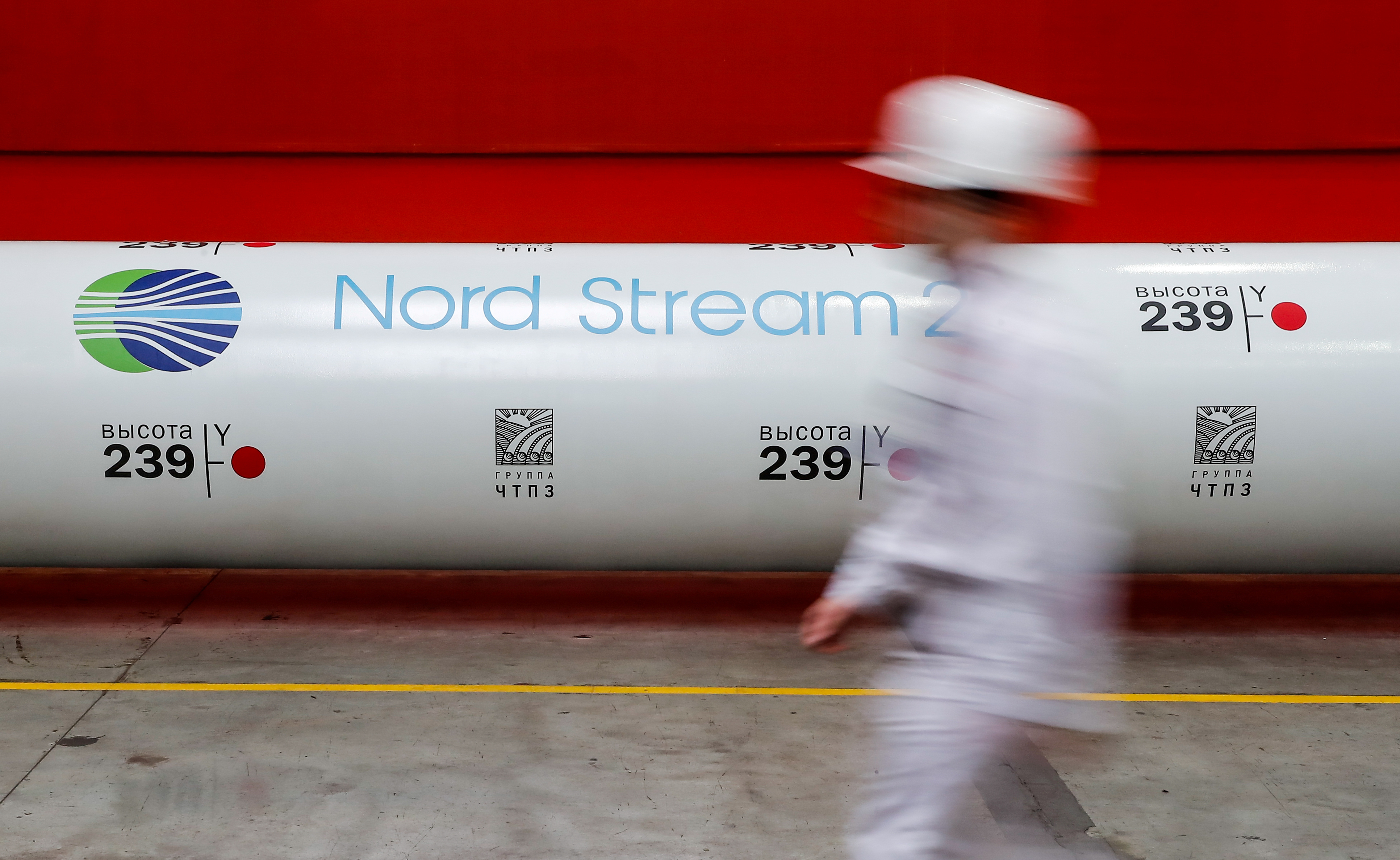 El logotipo del proyecto del gasoducto Nord Stream 2 se ve en una tubería de gran diámetro en la planta de laminación de Chelyabinsk propiedad de ChelPipe Group en Chelyabinsk, Rusia (REUTERS / Maxim Shemetov/archivo)
