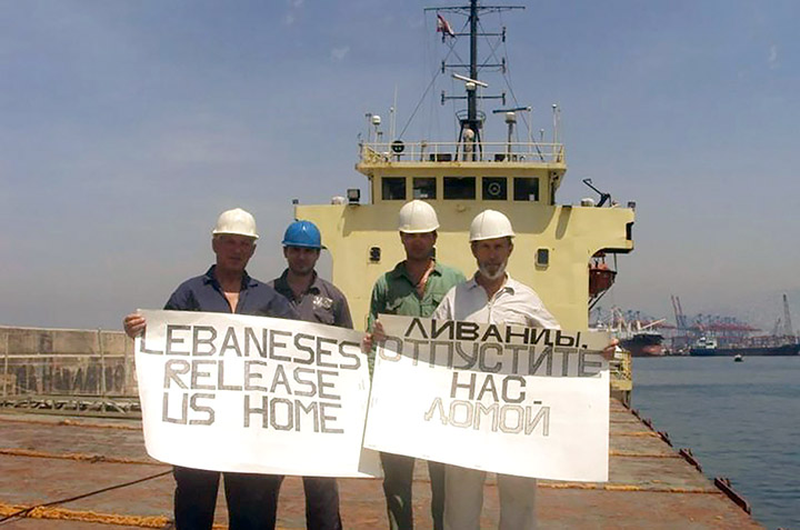 La tripulación del Rhosus cuando fueron abandonados por Igor Grechushkin, dueño del buque carguero, y las autoridades libanesas no permitían que regresaran a su país (The Siberian Times)s beg for help in Beirut