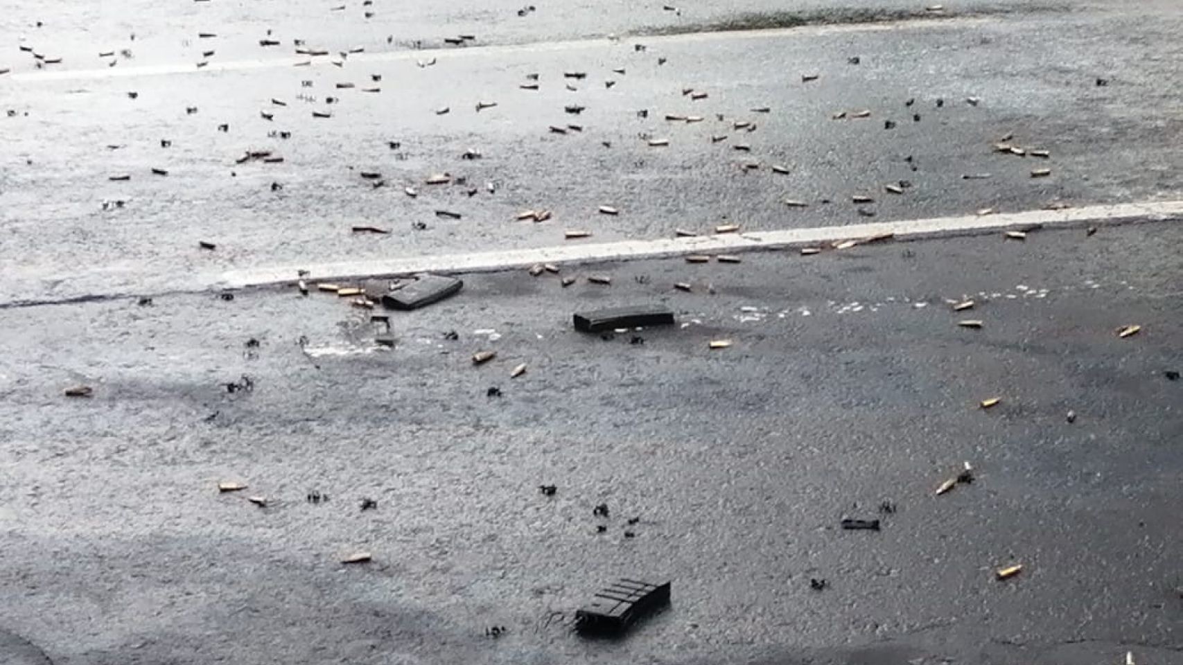Decenas de casquillos quedaron sobre el asfalto en el lugar de los hechos. (Foto: Cuartoscuro)