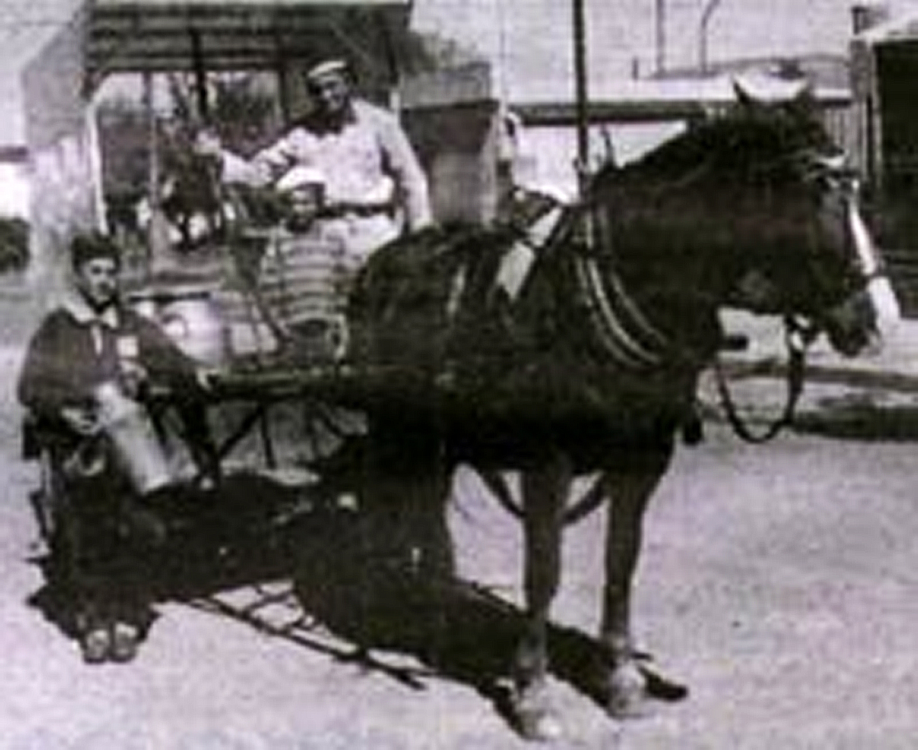 Una foto histórica de los repartos de leche en Sierras Bayas, localidad del partido de Olavarría a la que se llega por la Ruta 226 