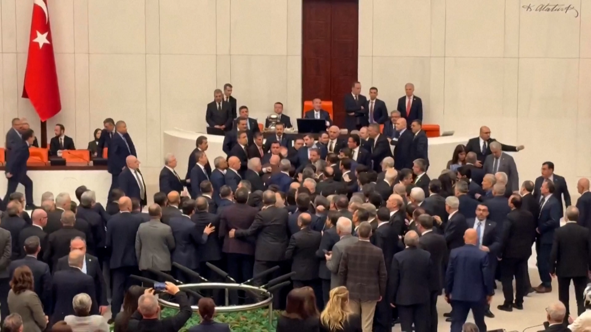 “¿El gobernador no puede venir a hablar?”: una familiar de policía suplicó de rodillas por aumento en la protesta