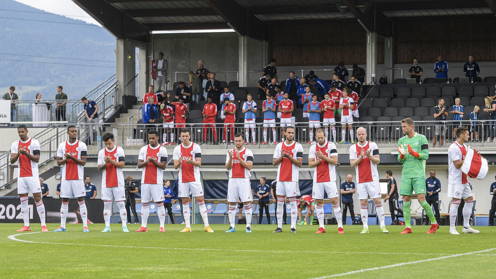 Los jugadores del Ajax rindieron un homenaje a Noah Gesser en su amistoso ante el RB Leipzig de este sábado (Foto: Getty Images)