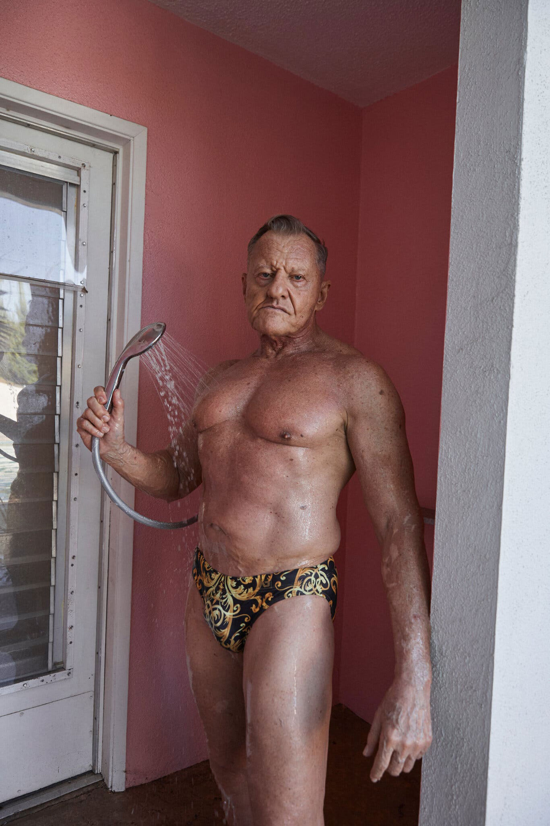 En 2013, Peterson, de 66 años, respondió al anuncio de Craigslist de Reeves de una habitación en una casa. Ahora ambos son parte del popular grupo influencer "The Old Gays" (Magdalena Wosinska para The New York Times)