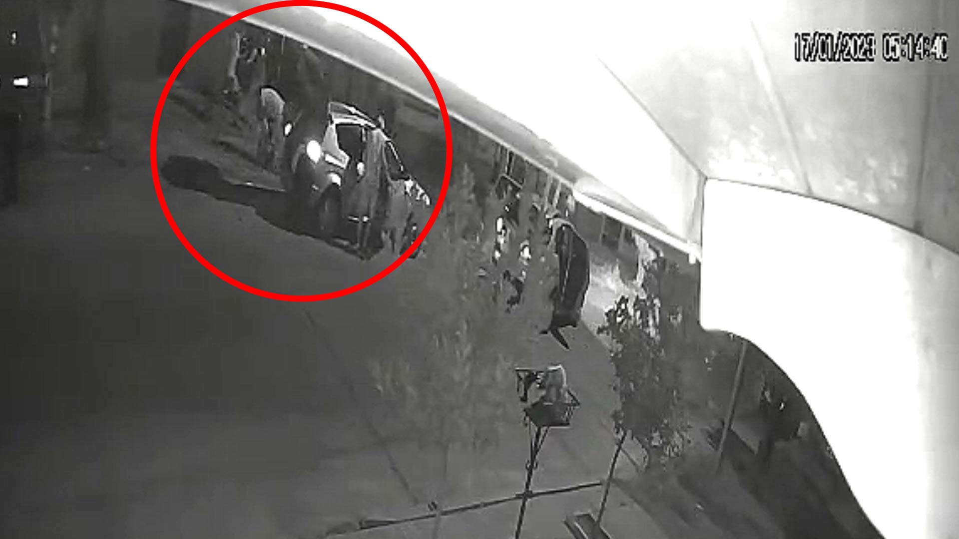 El momento en el que cuatro delincuentes abordan a una familia de Valentín Alsina y les roban el auto con todas las pertenencias que se llevaban de vacaciones a Las Toninas.