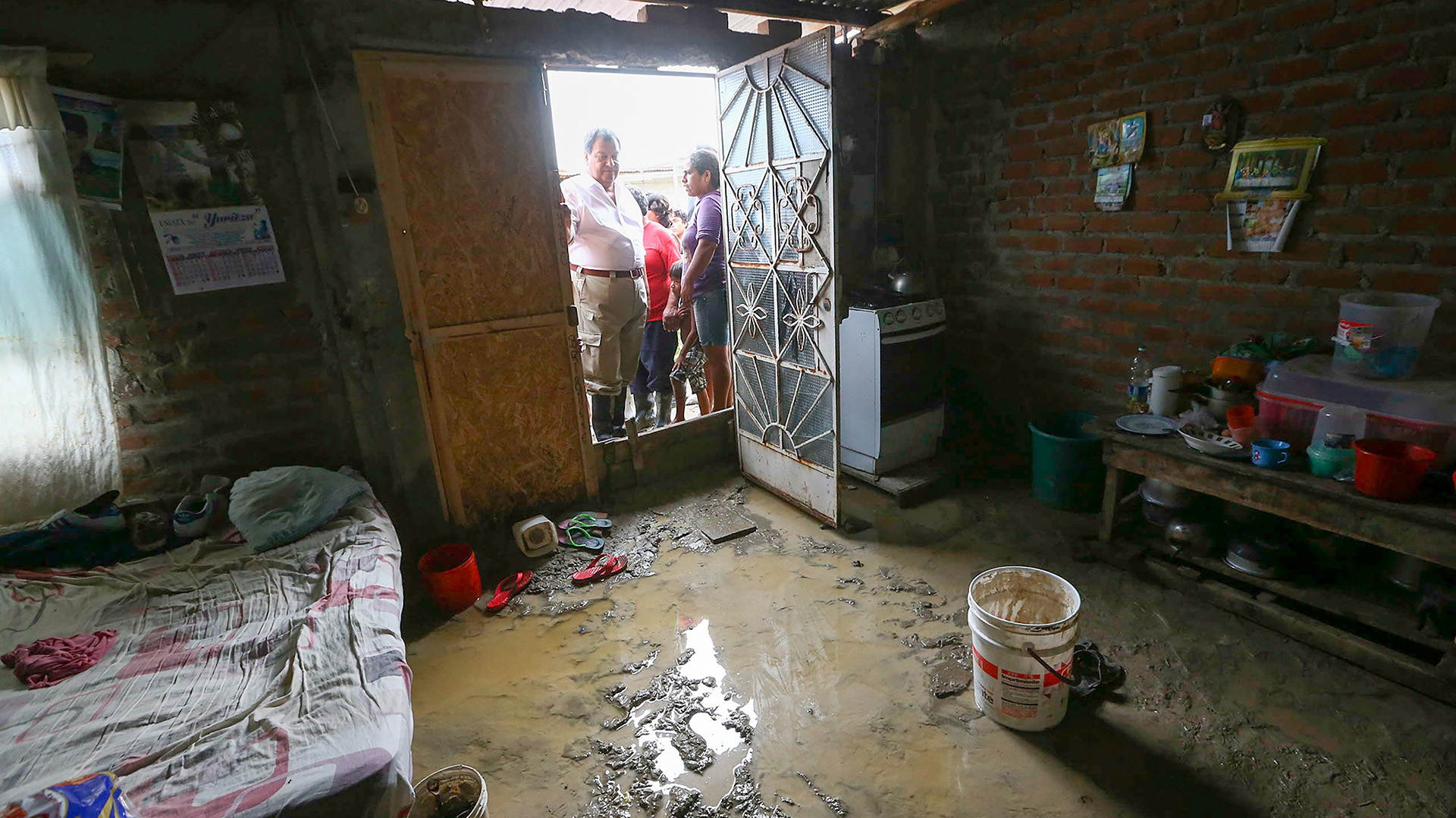 Fuertes inundaciones y falta de gestión para retirar aguas estancadas han provocado una crisis sanitaria por dengue. (EFE/Elías Agustín)