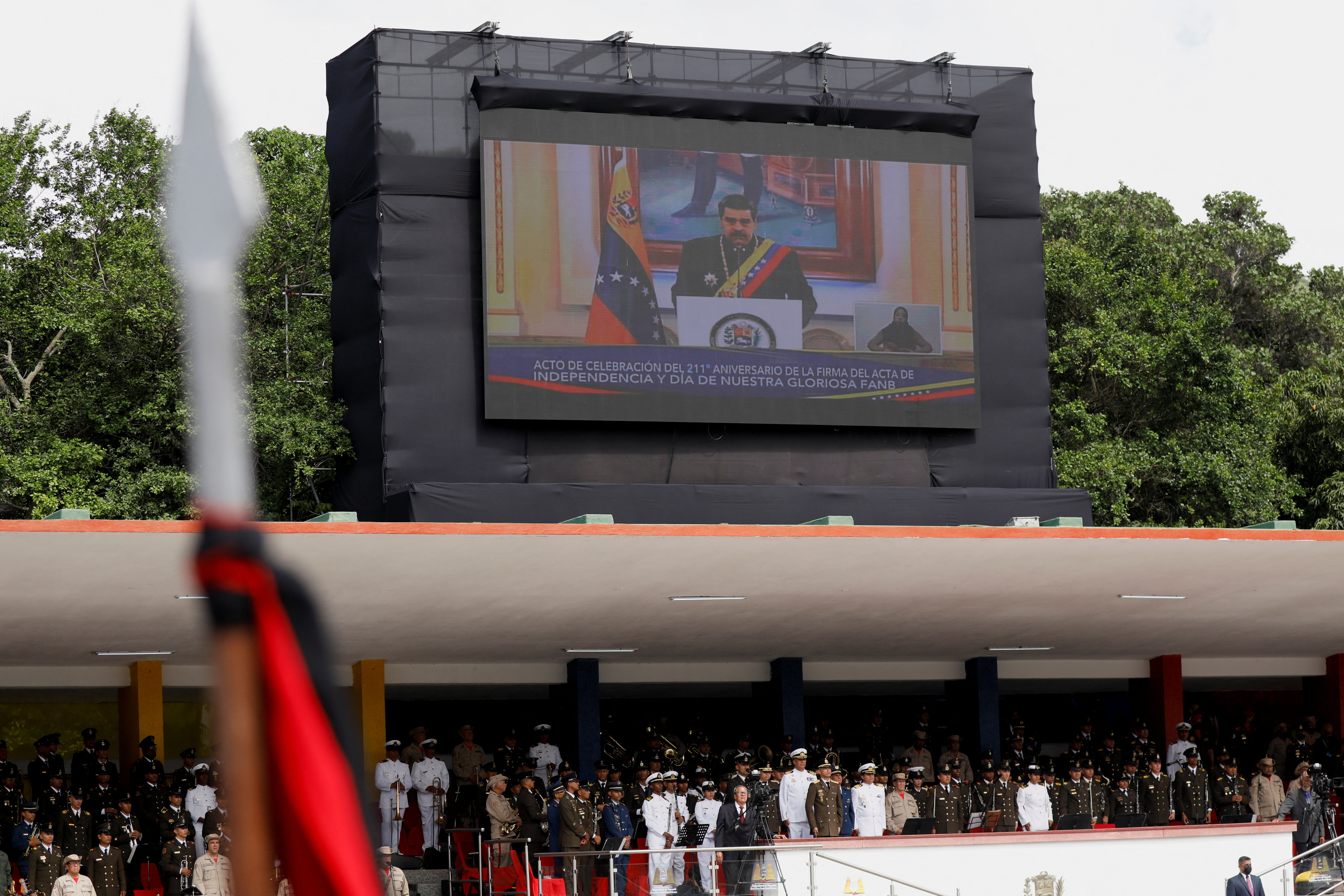 El mensaje de Maduro durante el evento fue difundido en pantalla gigante mientras su muñeco pasaba frente a la tribuna presidencial