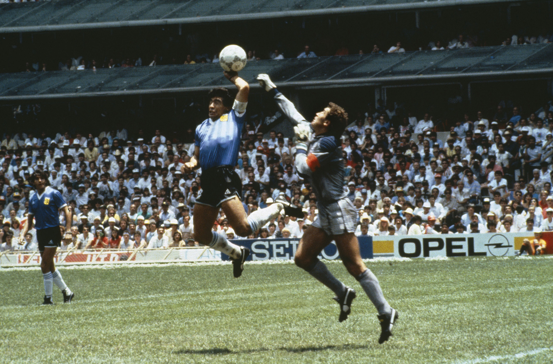 La imagen del gol de Maradona quedará en el recuerdo de todos los amantes del fútbol mundial (Getty)
