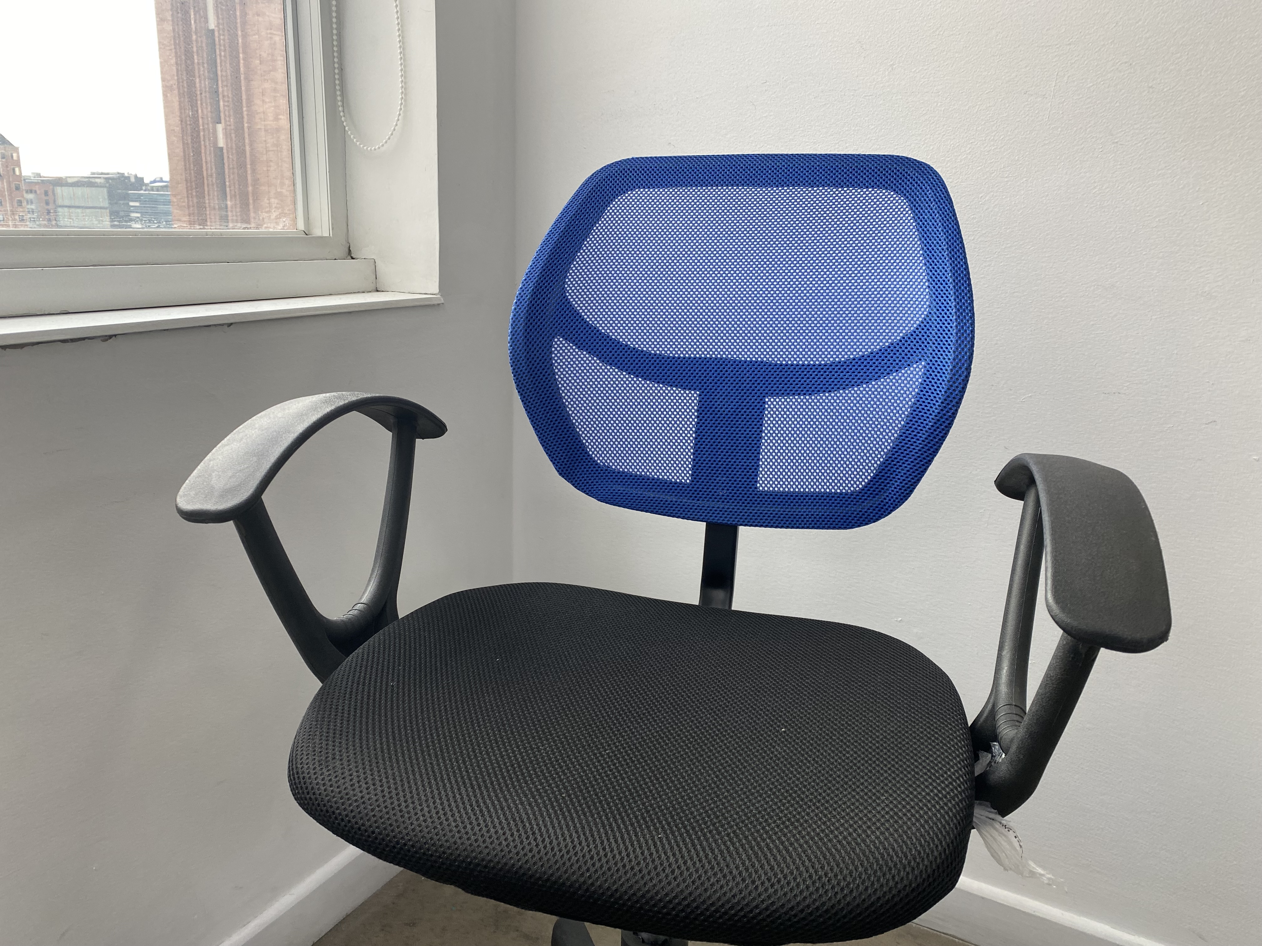 Foto real de una silla color azul con mallas. (Infobae)