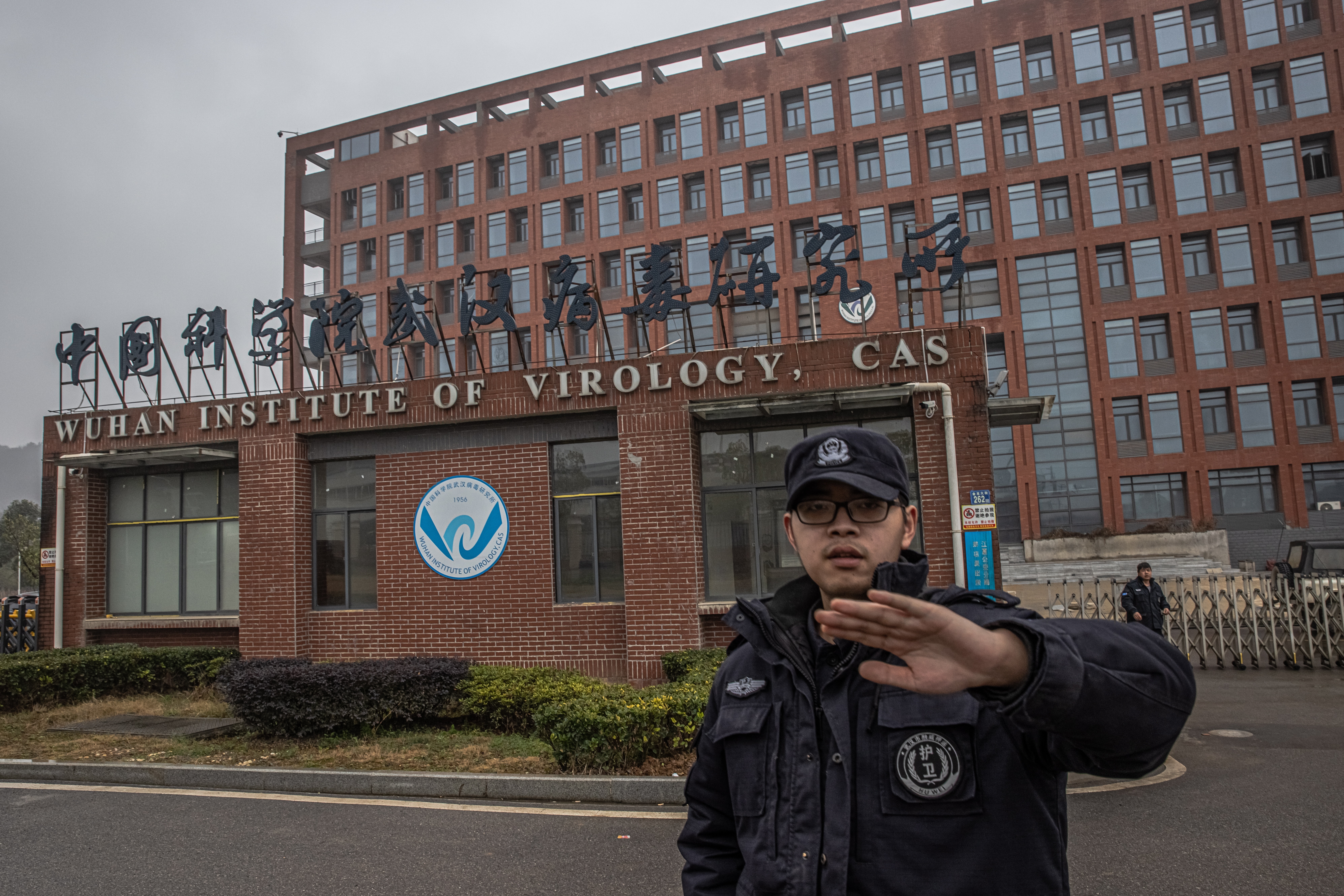 Un agente de seguridad impide tomar imágenes en el exterior del Instituto de Virología de Wuhan, China. EFE/EPA/ROMAN PILIPEY
