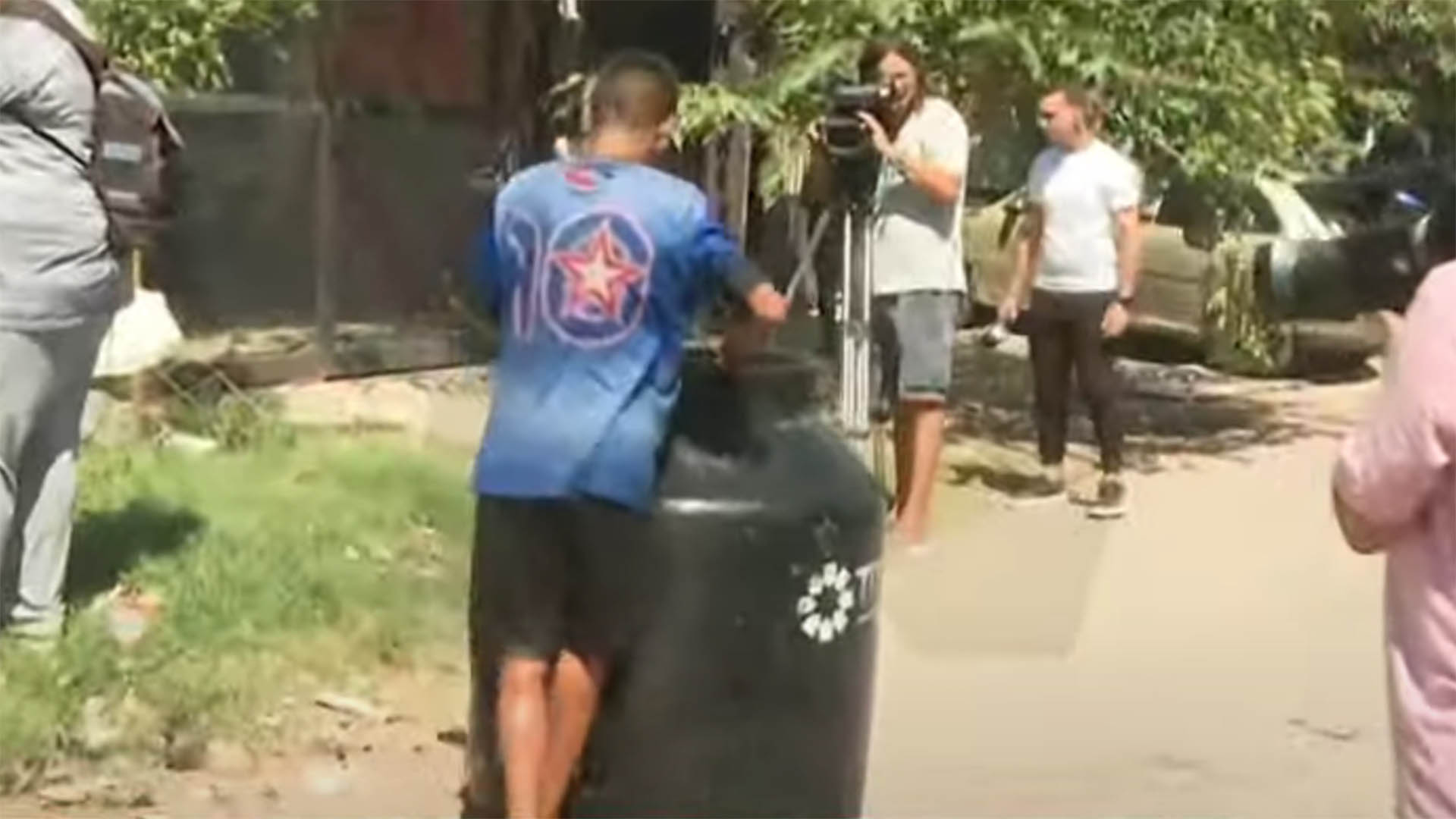 Frente a las cámaras de televisión se llevaron todo: desde electrodomésticos hasta tanques de agua