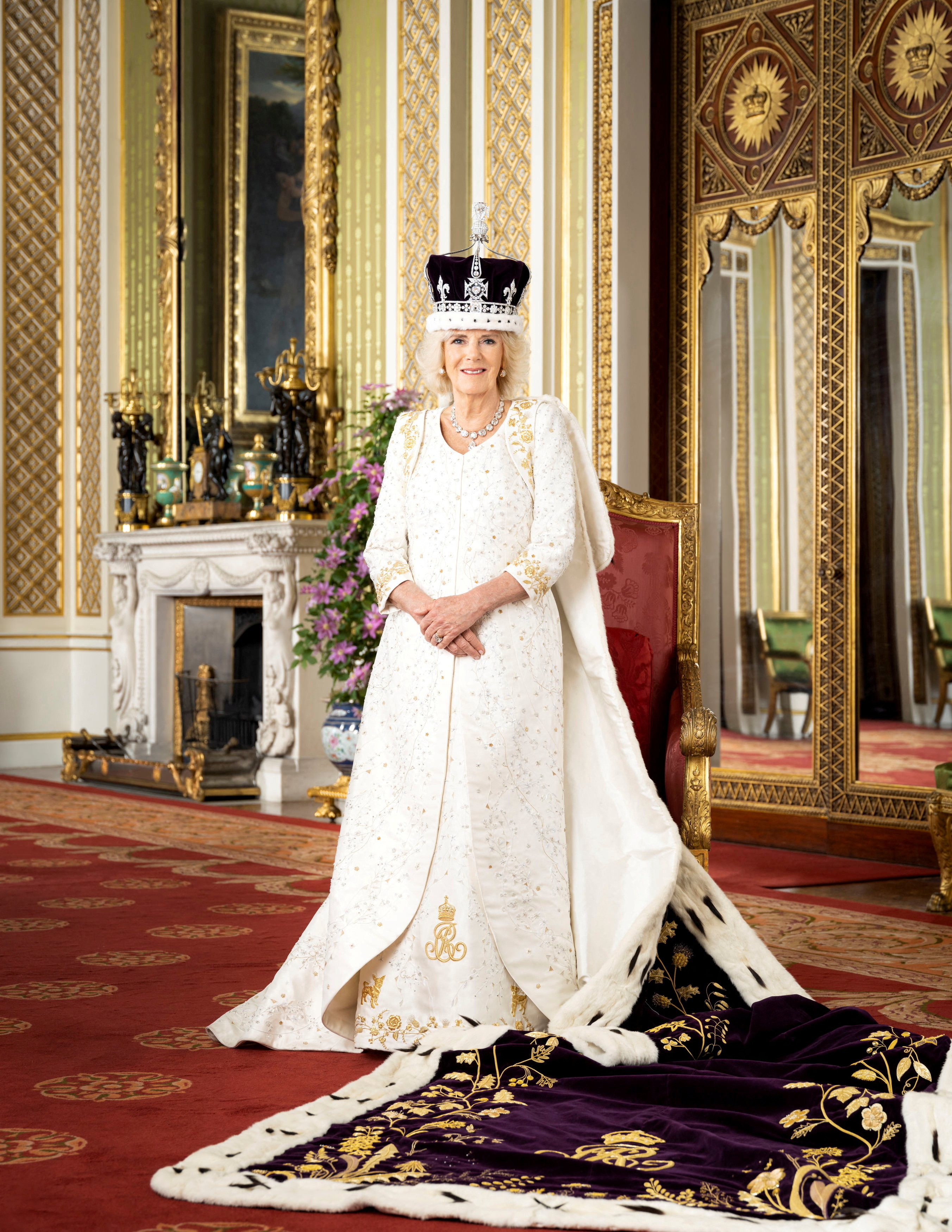 La reina Camila de Gran Bretaña aparece en el Salón Verde del Palacio de Buckingham, Londres. La reina lleva la corona y el manto de la herencia de la reina María. Imagen disponible: lunes 8 de mayo de 2023. Hugo Burnand/Casa Real 2023/Folleto vía REUTERS