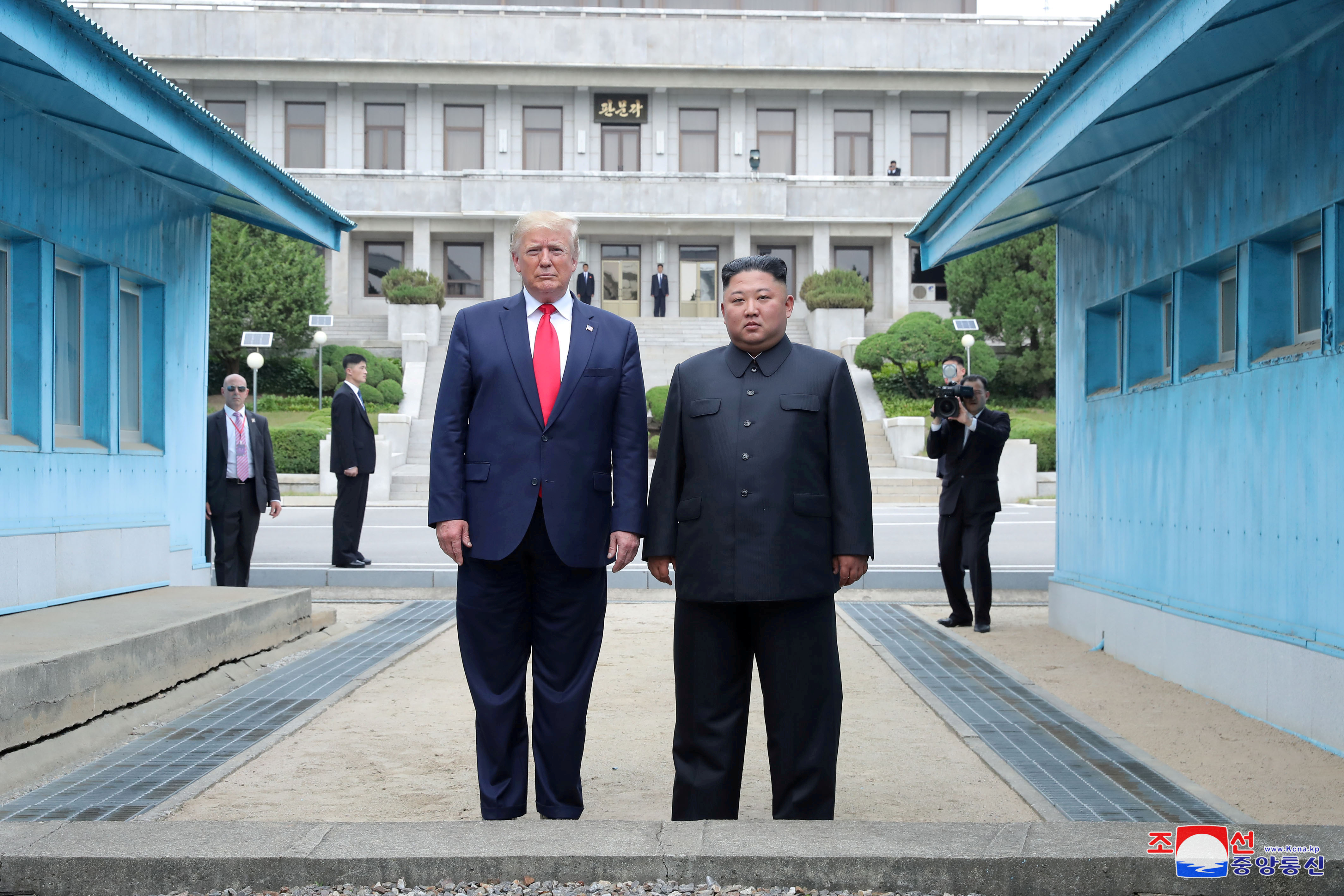 El presidente de Estados Unidos, Donald Trump, y el dictador norcoreano, Kim Jong Un, posan en una línea de demarcación militar en la zona desmilitarizada (DMZ) que separa las dos Coreas, en Panmunjom, Corea del Sur, el 30 de junio de 2019 (Reuters)